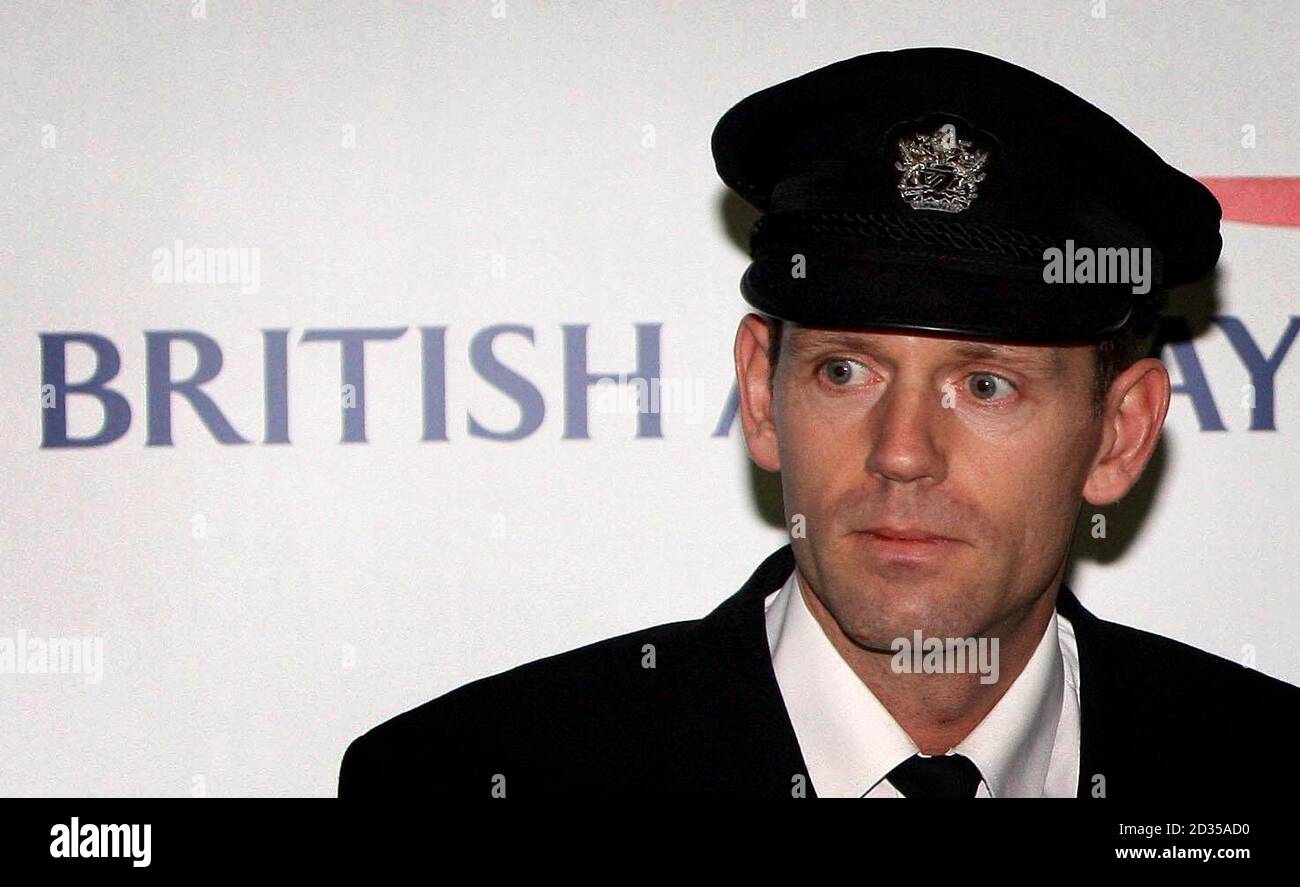 Le premier officier principal de British Airways, John Coward, en tant que capitaine Peter Burkill, 43 ans, lit une déclaration au sujet de l'atterrissage en catastrophe du Boeing 777 à Heathrow. Banque D'Images