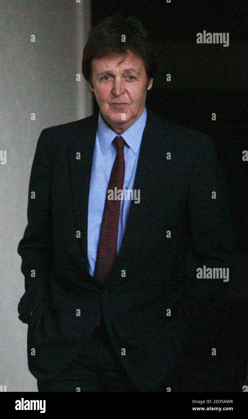 Sir Paul McCartney quitte la haute Cour où il poursuit la procédure de règlement de divorce avec Heather Mills. Banque D'Images