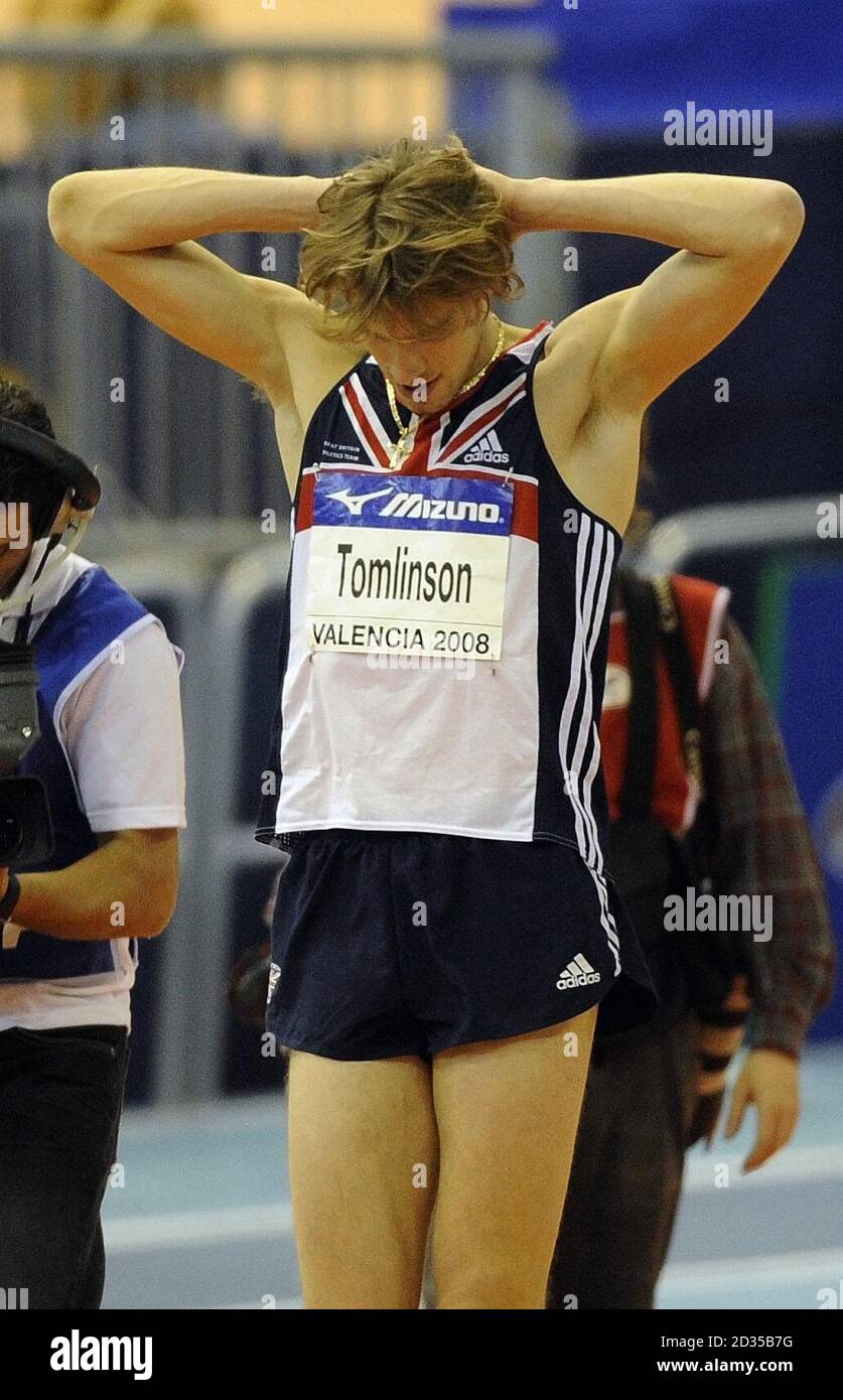 Chris Tomlinson, en Grande-Bretagne, apparaît abattu après avoir pris l'argent lors de la finale du long Jump lors des Championnats du monde en salle de l'IAAF au Palau Velodromo Luis Puig à Valence, Espagne. Banque D'Images