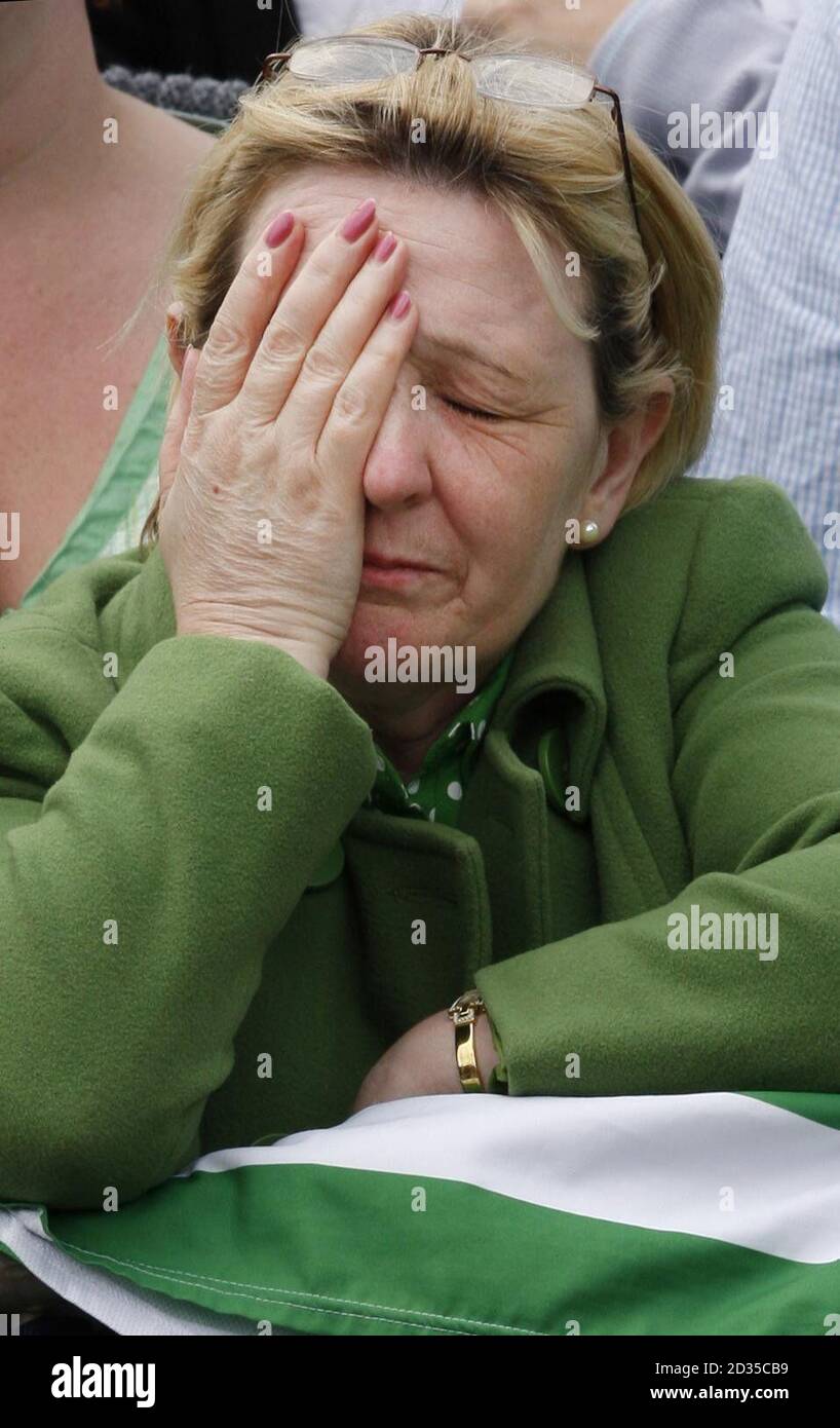 Un fan attend le cortège funèbre de la légende celtique Tommy Burns au Celtic Park à Glasgow. Banque D'Images