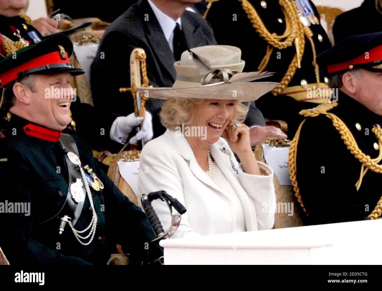 La duchesse de Cornwall rit lors d'un spectacle au Horse Guards Parade pour célébrer les 100 ans de service de l'Armée territoriale. Banque D'Images