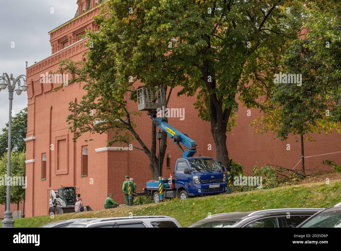 Moscou, Russie - 24 août 2020 : coupe d'arbres sur la place Rouge. Les travailleurs sont engagés dans l'aménagement paysager et la plantation de verdure de l'attraction principale Banque D'Images