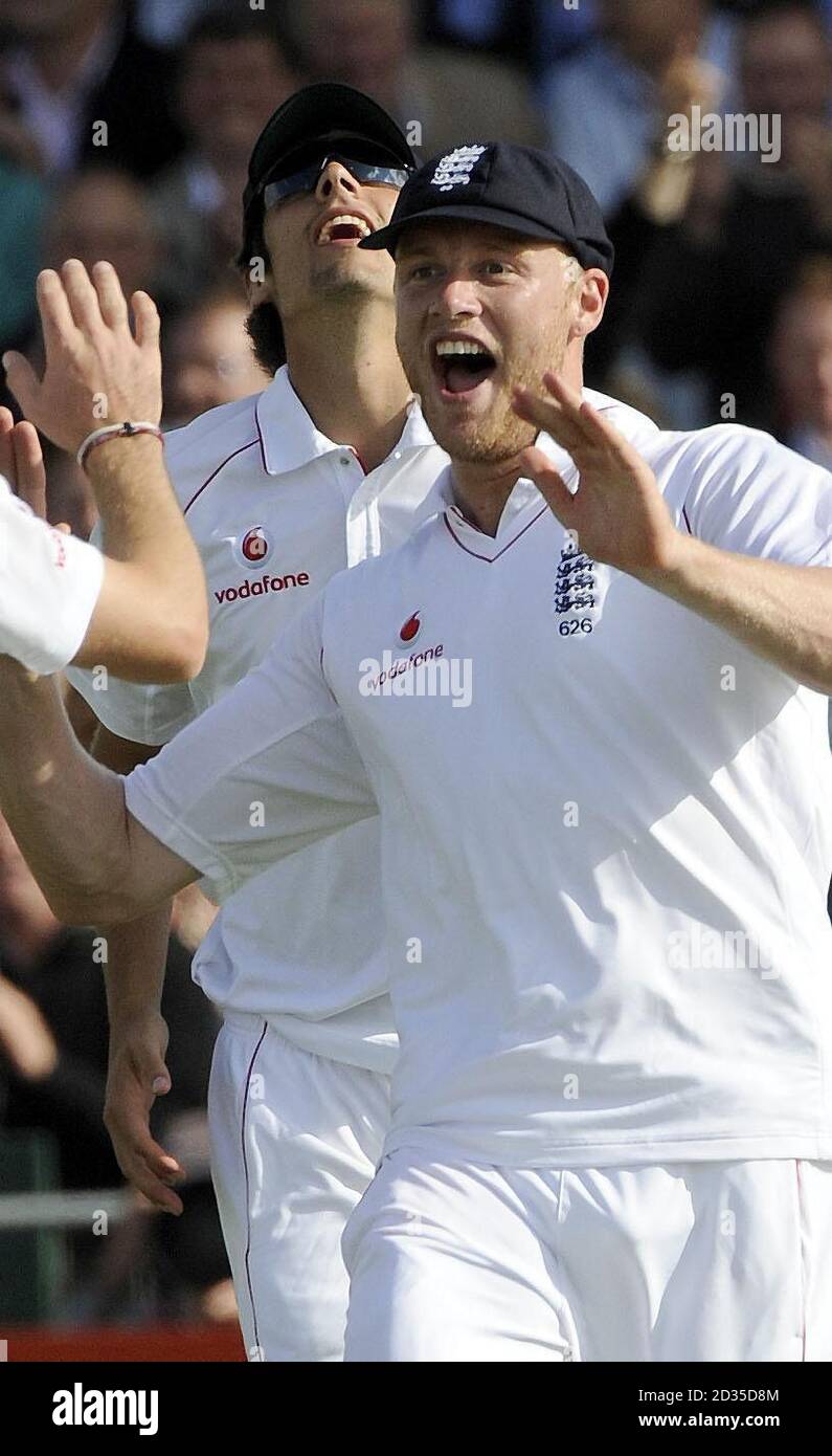 Andrew Flintox, de l'Angleterre, célèbre sa prise de Neil McKenzie avec le lanceur James Anderson lors du deuxième match du npower Test au terrain de cricket de Headingley, à Leeds. Banque D'Images
