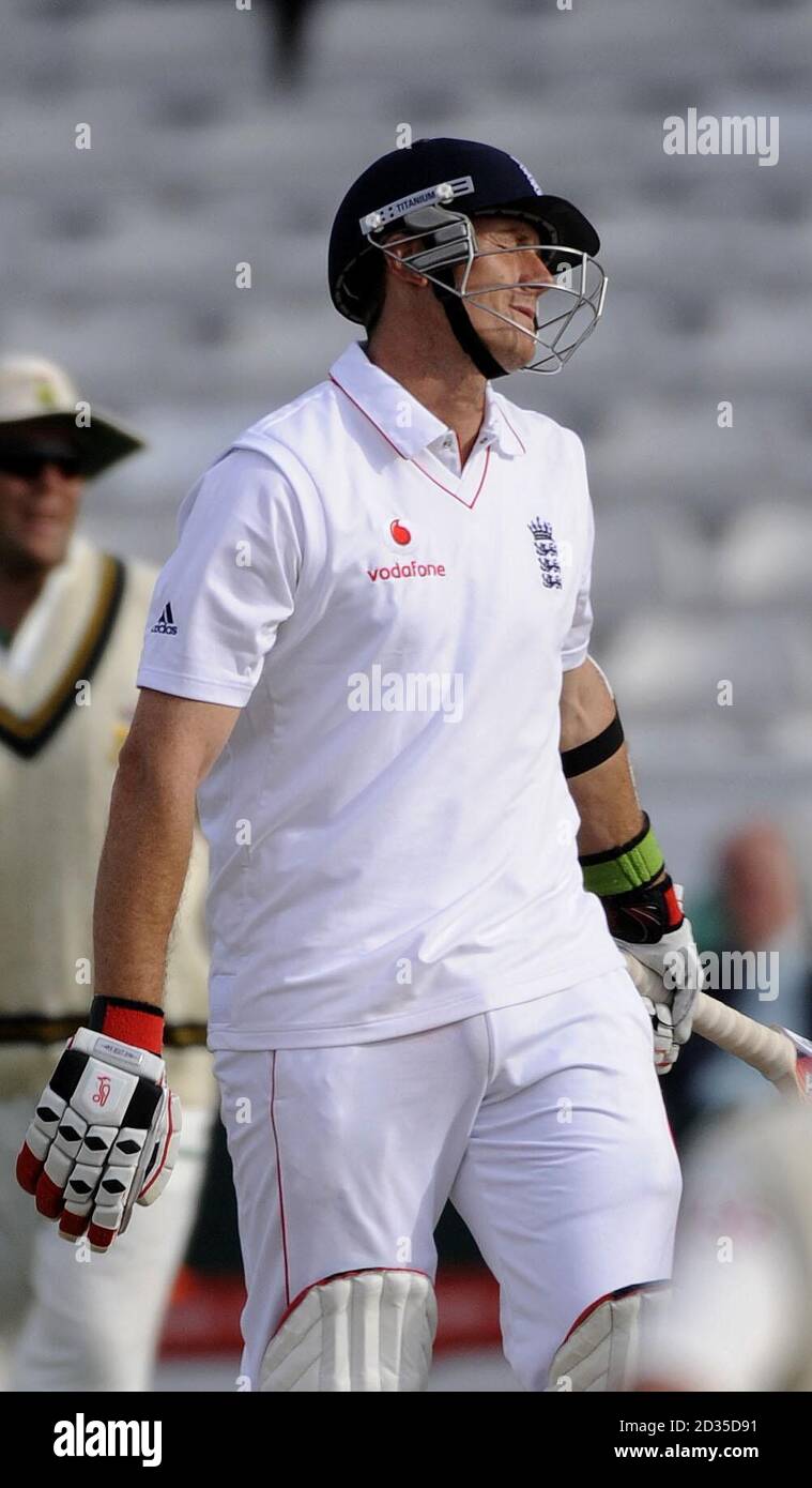 Darren Pattinson, en Angleterre, montre sa déception après avoir été sous les chapeaux de tête lors du deuxième match du npower Test au terrain de cricket de Headingley, à Leeds. Banque D'Images