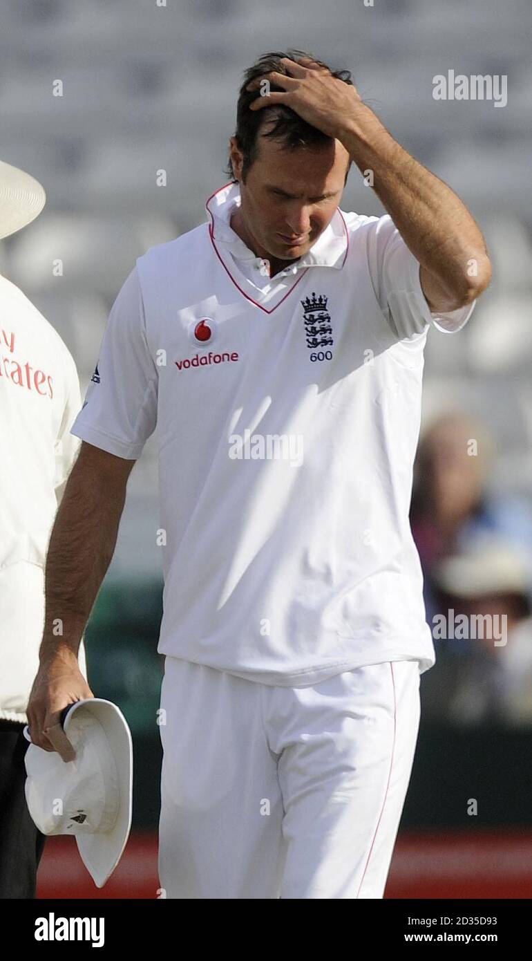 Le capitaine d'Angleterre Michael Vaughan montre sa déception à la fin du deuxième match du npower Test au terrain de cricket de Headingley, à Leeds. Banque D'Images