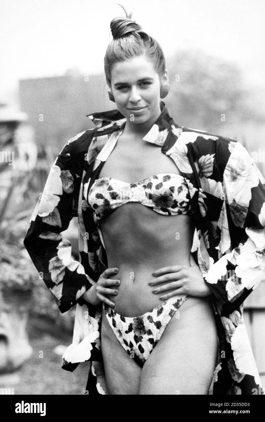 Modèle Michelle dans le dernier bikini, un petit nombre de dentelle avec un imprimé hibiscus à Â £ 68, avec une chemise 'cache-up' d'accompagnement pour Â £ 129 tous les deux disponibles de Harrods. Banque D'Images