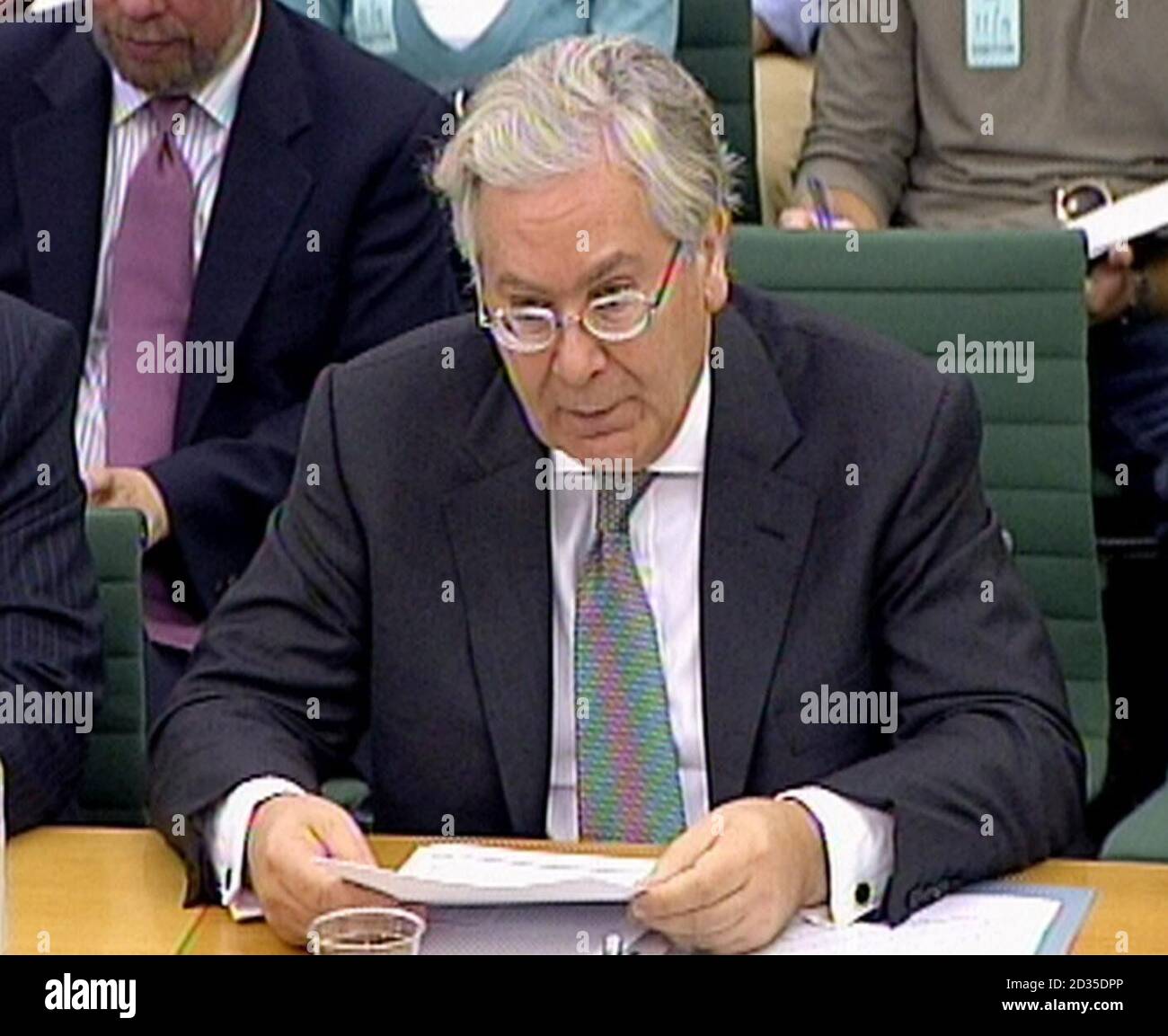 Mervyn King, gouverneur de la Banque d'Angleterre, apporte des preuves au Comité spécial du Trésor sur le Rapport sur l'inflation de la Banque d'Angleterre d'août 2008, dans la salle Thatcher, Portcullis House, dans le centre de Londres. Banque D'Images