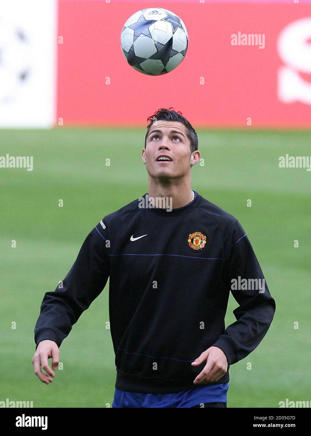 Cristiano Ronaldo de Manchester United jongle avec un ballon lors d'une  séance d'entraînement au stade Dragao, Porto, Portugal Photo Stock - Alamy