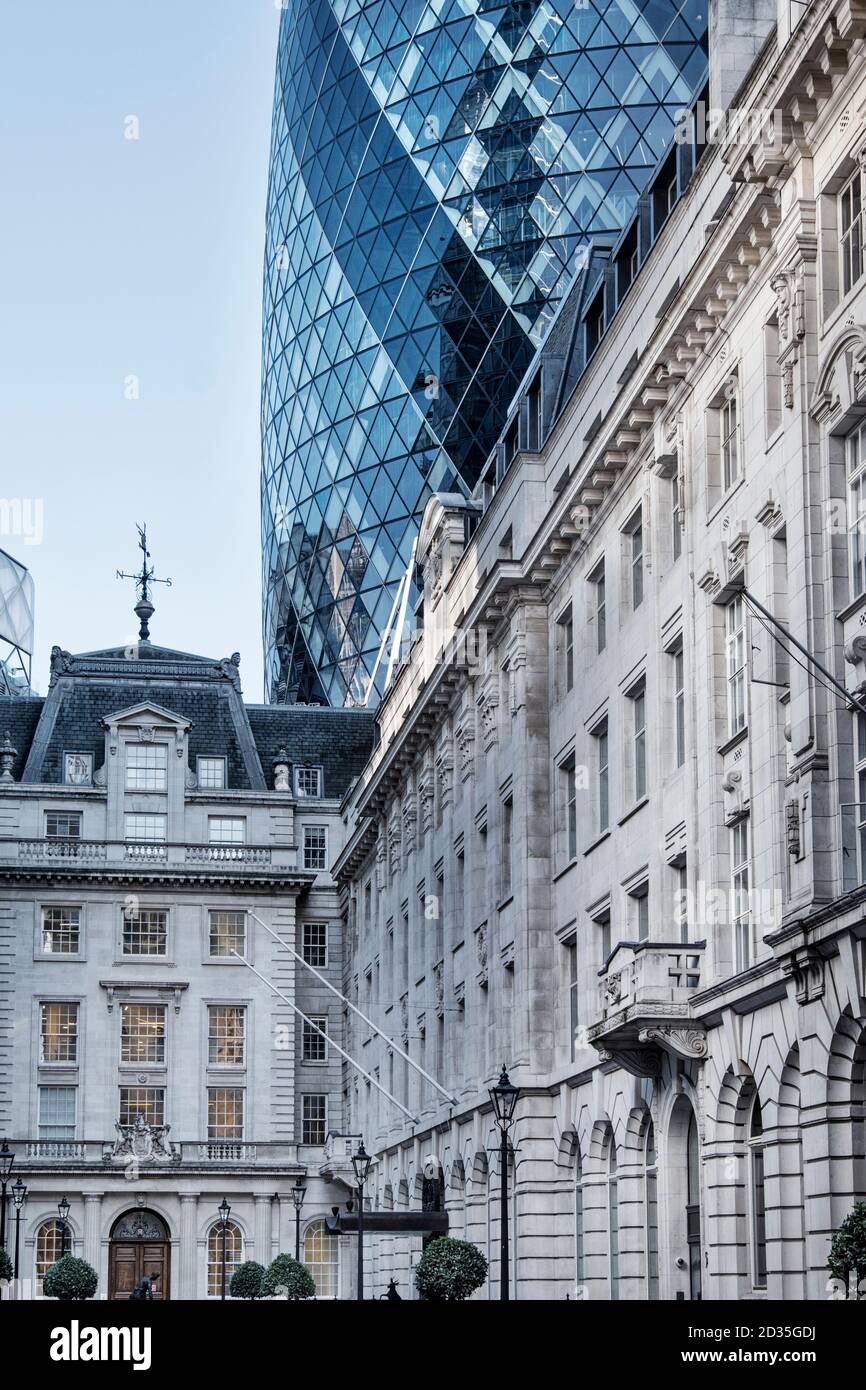 Royaume-Uni, City of London Financial District, 30 St. Mary Ax (Gherkin), architecte : Foster & Partners, 2004 bâtiments et bâtiments néo-classiques sur St. Helens place Banque D'Images