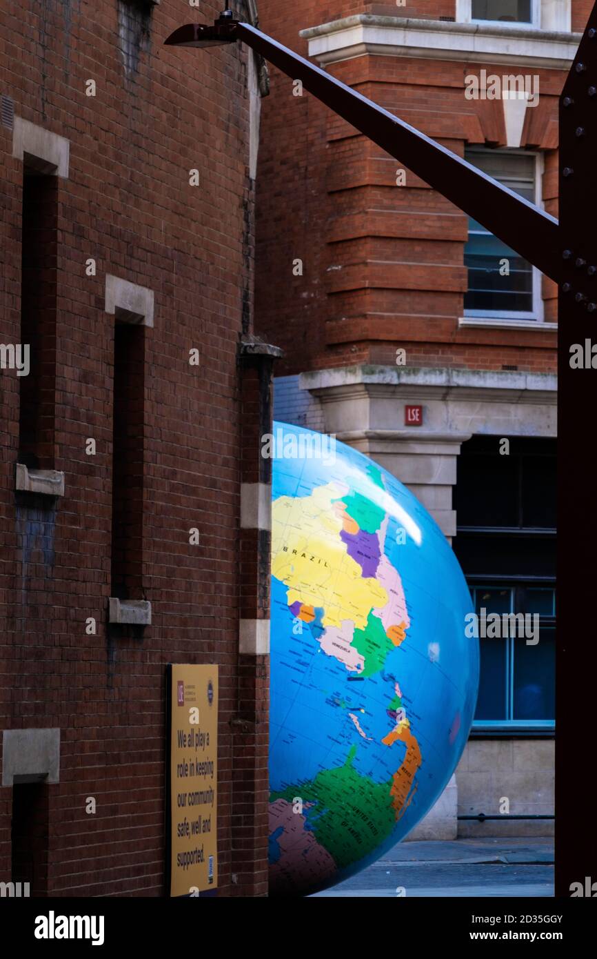 Londres, LSE, a vu le Swee Hock Student Centre, The World a retourné la sculpture de l'artiste lauréat du prix Turner Mark Wallinger, dévoilé 2019 Banque D'Images