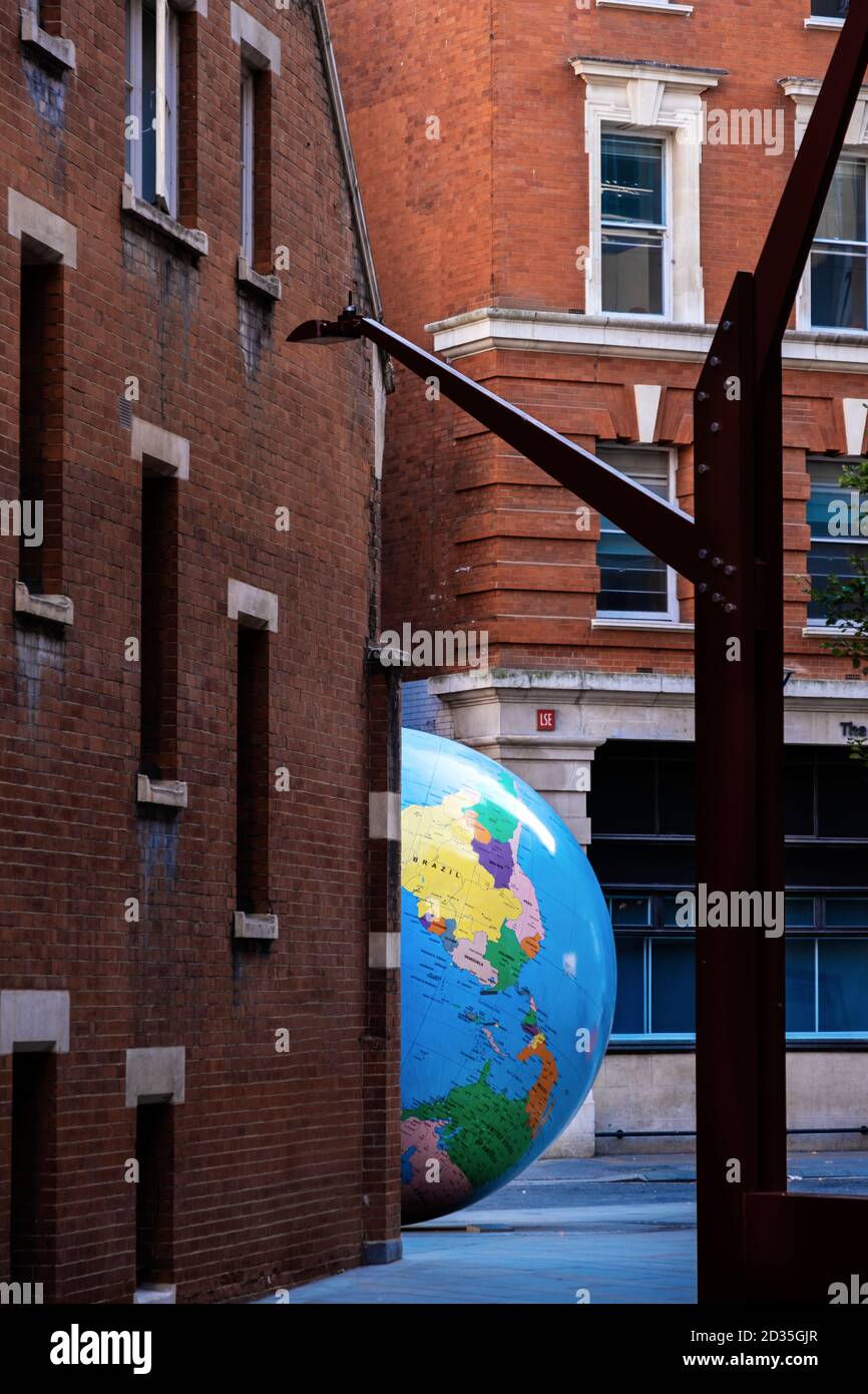 Londres, LSE, a vu le Swee Hock Student Centre, The World a retourné la sculpture de l'artiste lauréat du prix Turner Mark Wallinger, dévoilé 2019 Banque D'Images