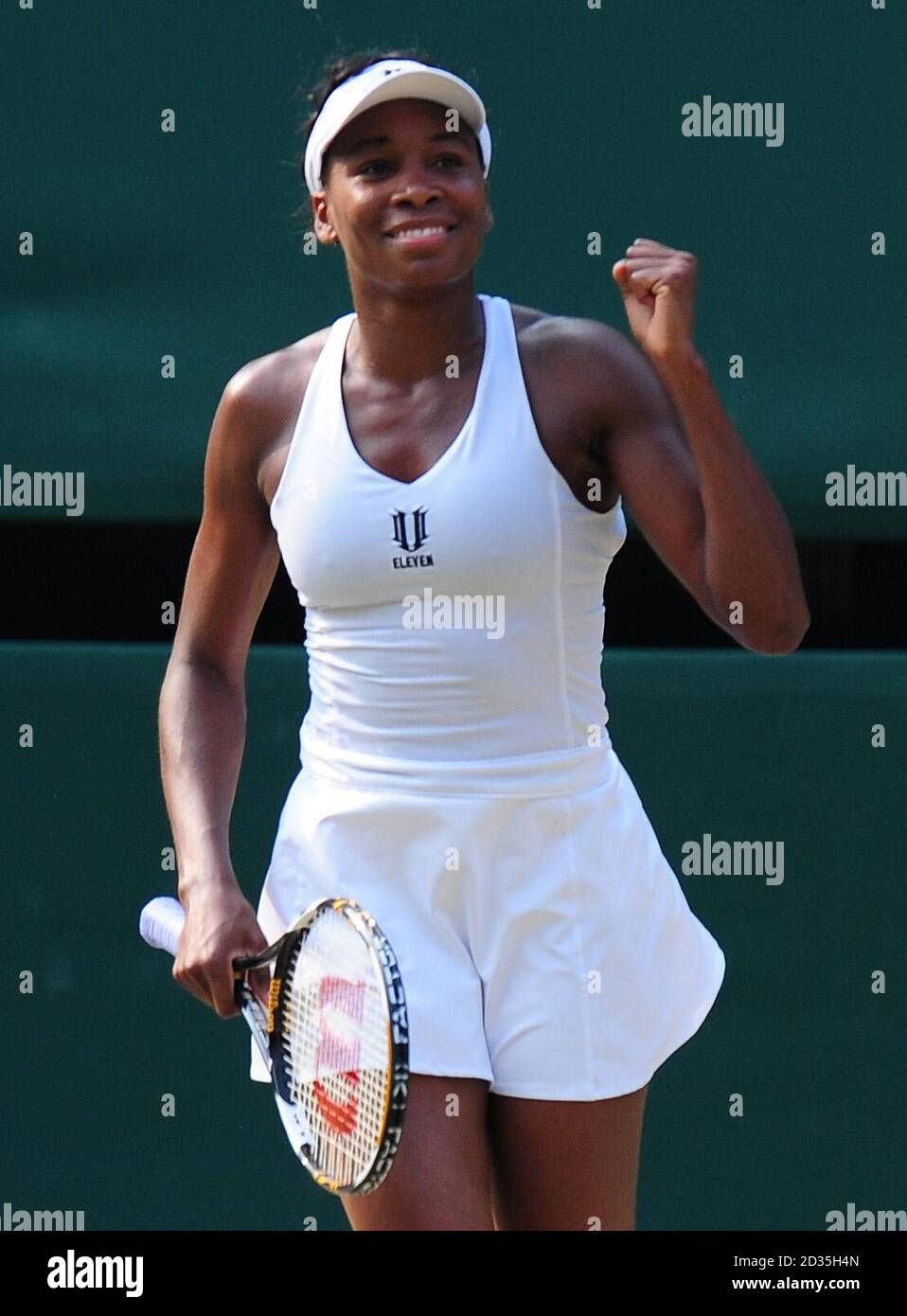 Venus Williams des États-Unis célèbre sa victoire contre Dinara Safina de Russie lors des championnats de Wimbledon au All England Lawn tennis and Croquet Club, Wimbledon, Londres. Banque D'Images