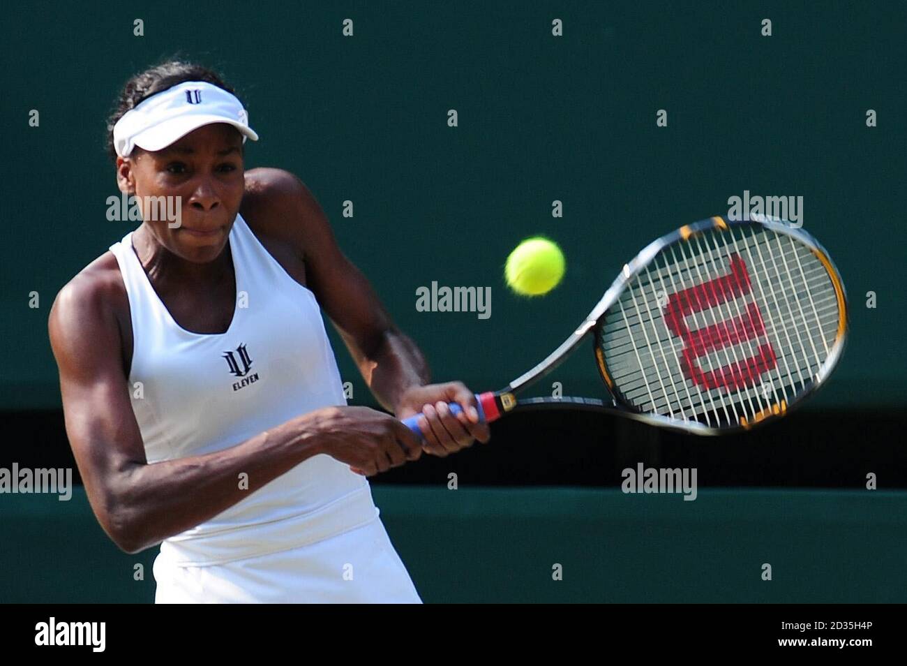 Venus Williams des États-Unis en action contre Dinara Safina de Russie lors des championnats de Wimbledon au All England Lawn tennis and Croquet Club, Wimbledon, Londres. Banque D'Images