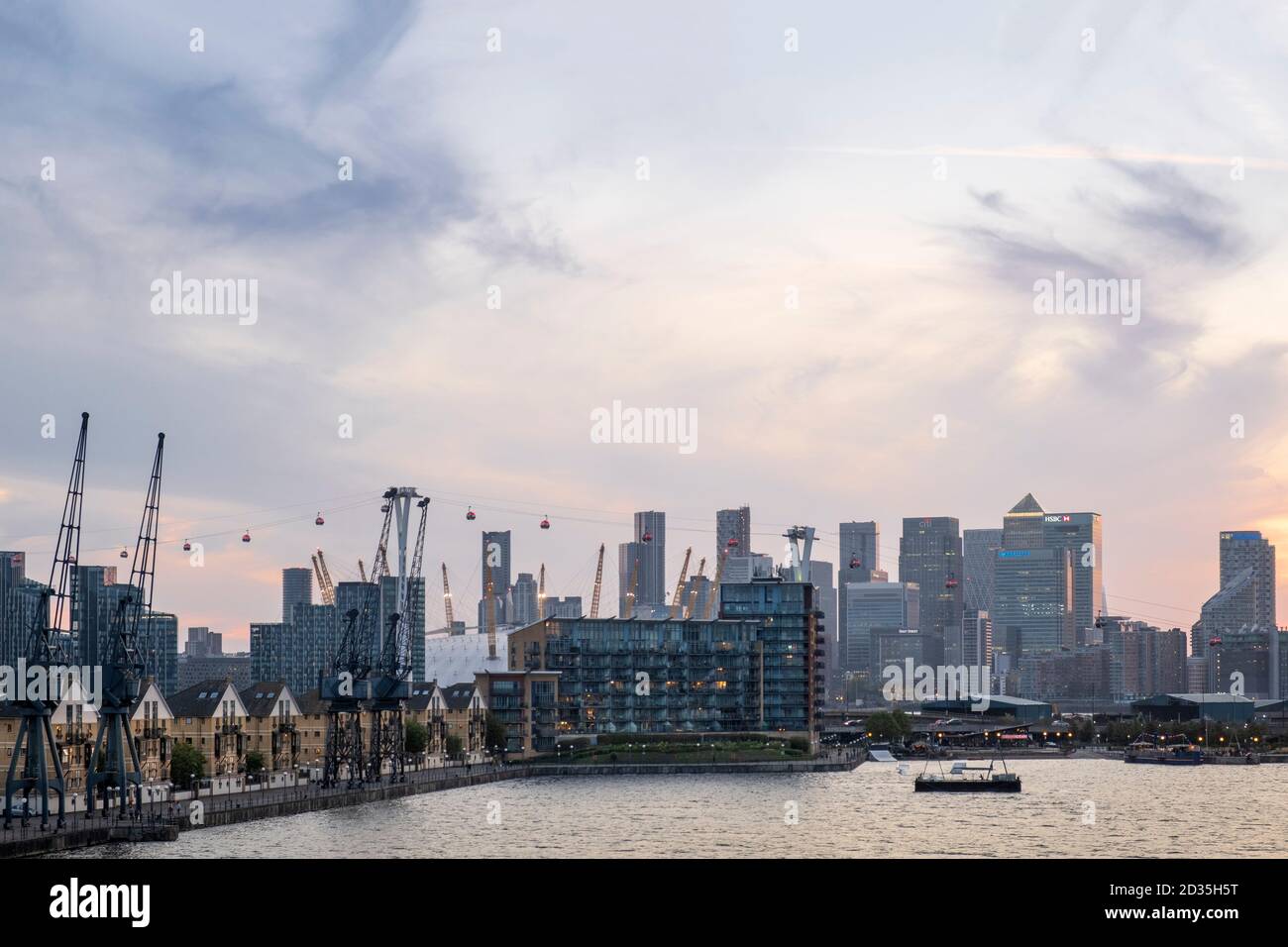 Royaume-Uni, Londres, Docklands. L'horizon du quartier des affaires de Canary Wharf Central à Londres, le téléphérique Emirates Airline, depuis Royal Victoria Dock, East End Banque D'Images