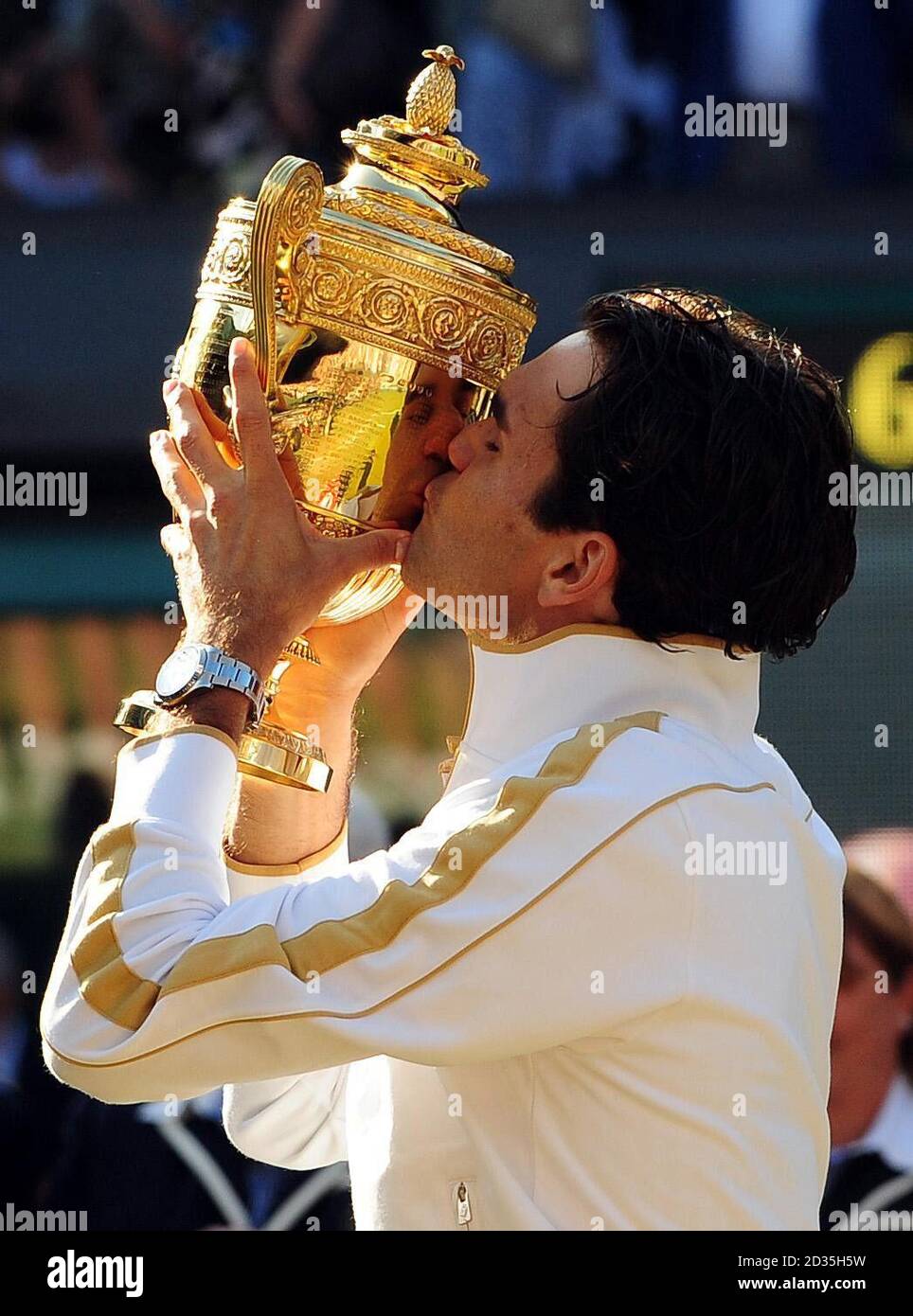 Roger Federer, de Suisse, embrasse son trophée après avoir remporté la finale des hommes lors des championnats de Wimbledon au All England Lawn tennis and Croquet Club, Wimbledon, Londres. Banque D'Images