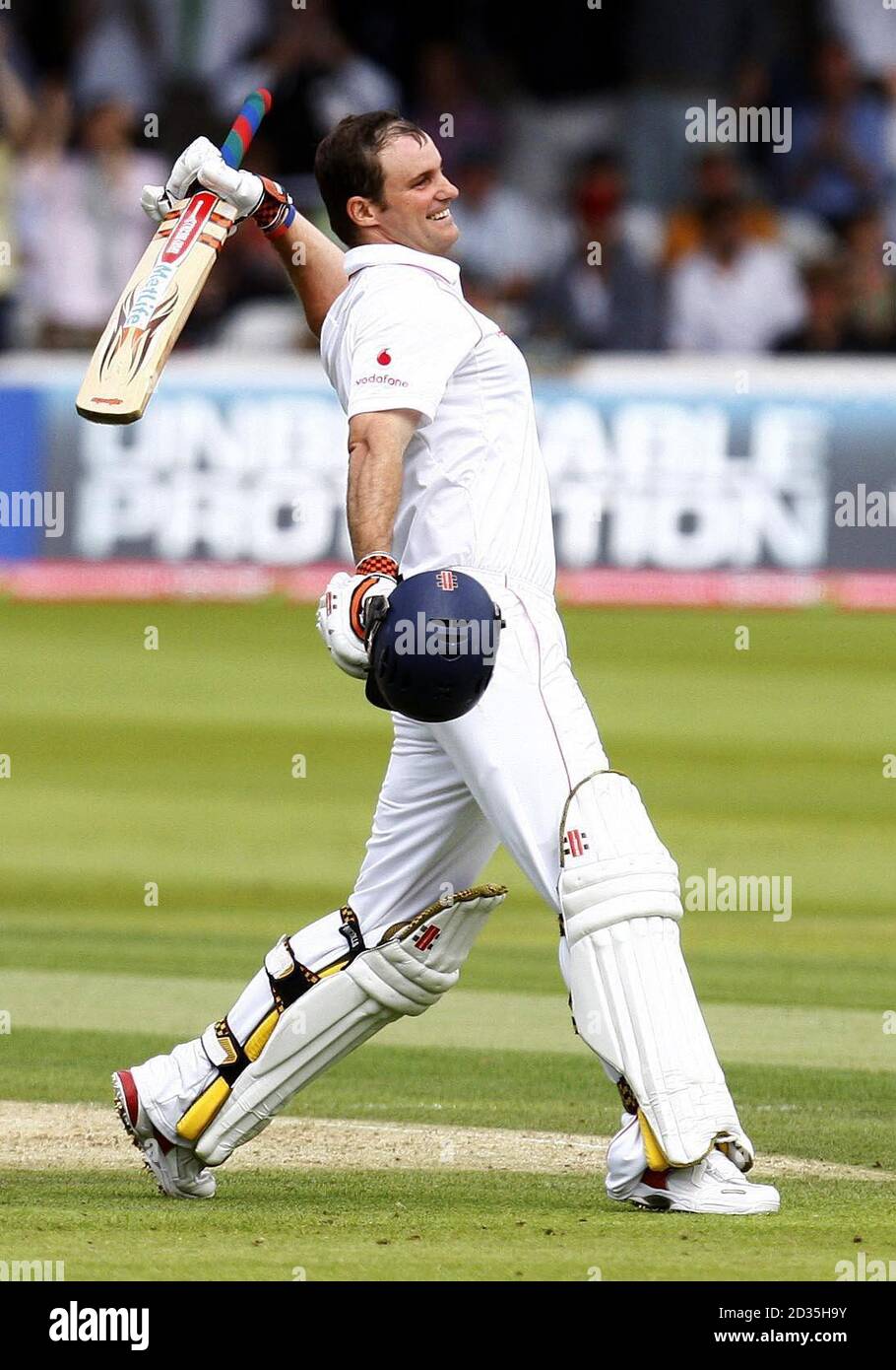 Andrew Strauss, en Angleterre, célèbre son siècle lors du premier jour du deuxième match du npower Test à Lord's, Londres. Banque D'Images