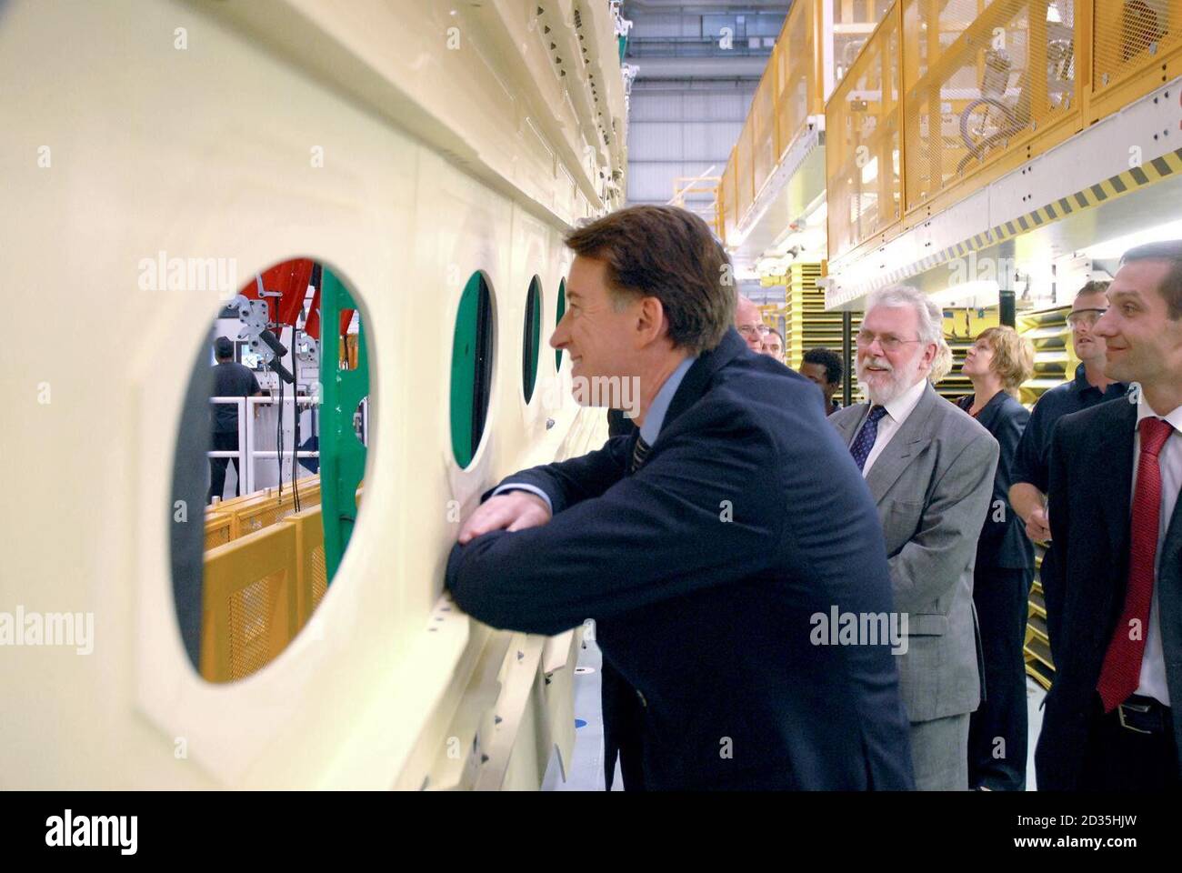 Lord Mandelson visite BAe Bristol pour annoncer le financement de l'A350 Airbus. Lord Mandelson regardant à travers l'un des trous d'homme dans l'aile d'un A400M en cours de construction à Bristol. Banque D'Images