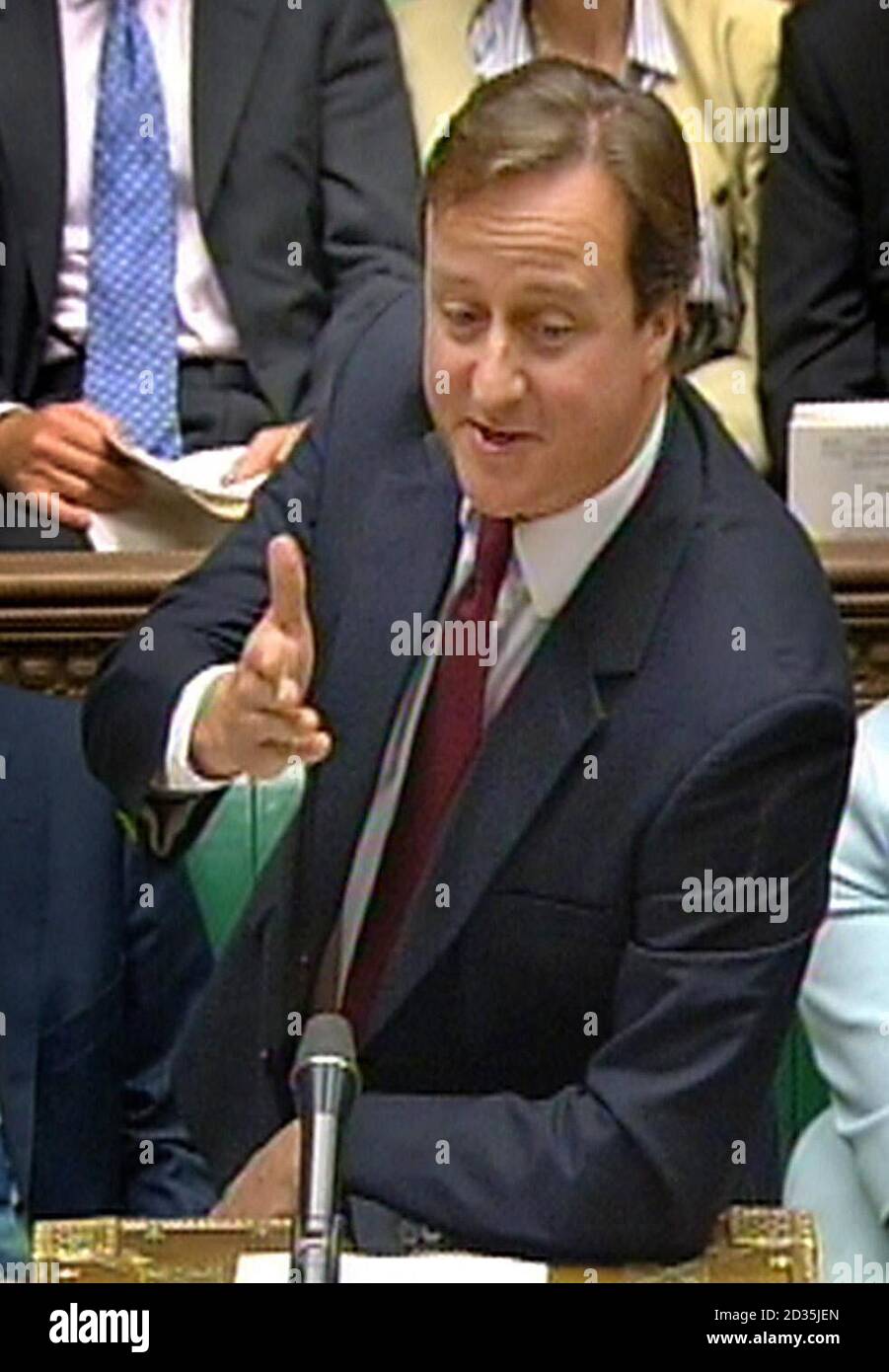 Le chef conservateur David Cameron parle lors des questions du premier ministre à la Chambre des communes, à Londres. Banque D'Images