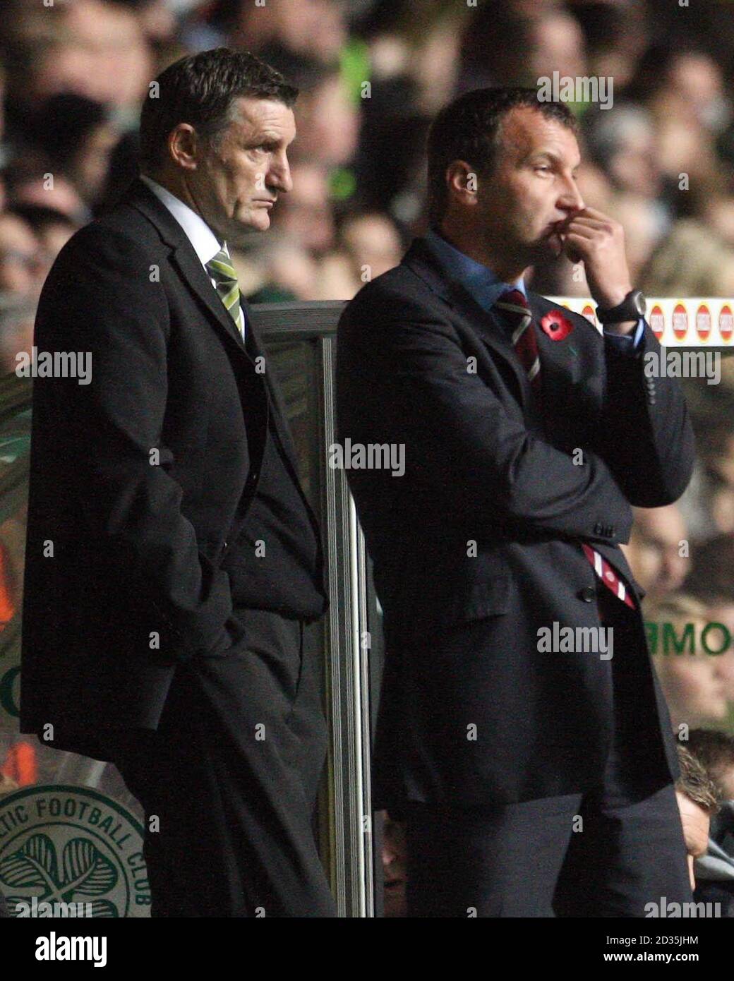 Tony Mowbray, directeur du Celtic (à gauche) et Csaba Laslo, directeur du cœur (à droite), lors du match final de la coupe d'assurance coopérative au Celtic Park, Glasgow. Banque D'Images