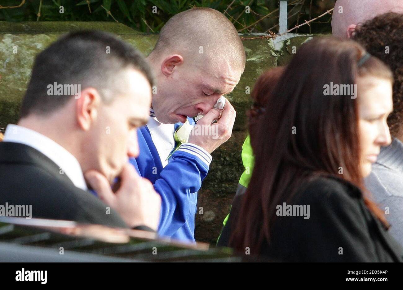 Christian, l'oncle et le propriétaire du chien qui a tué Jean-Paul Massey sont vus à l'extérieur de l'église St Annes, à Liverpool, où les funérailles de Jean-Paul ont eu lieu. Banque D'Images