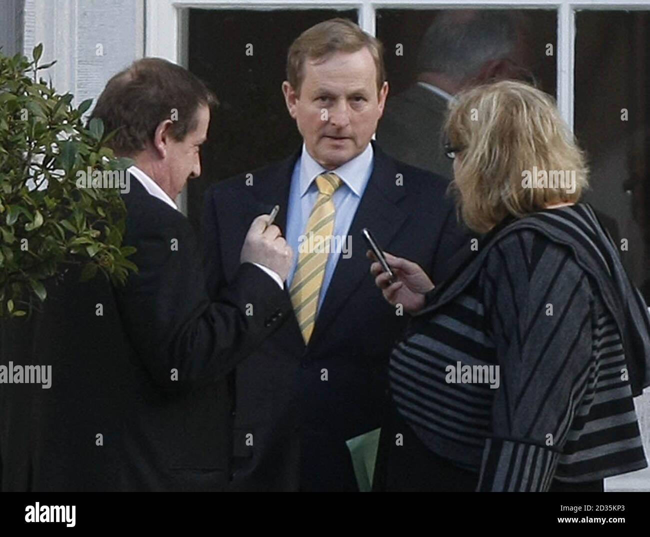 NOTE ALTERNATE CROP le dirigeant de Fine Gael Enda Kenny (au centre) est interrogé par des correspondants politiques alors qu'il quitte une réunion de la table du parti à Leinster House à Dublin à la suite de la démission dramatique du journaliste devenu politicien George Lee. Banque D'Images