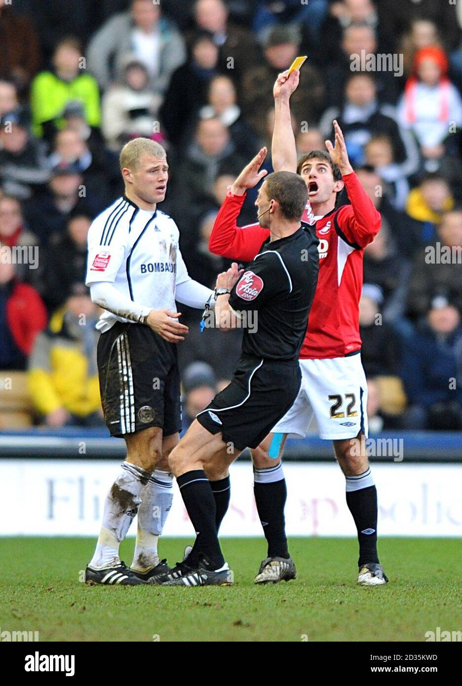 Angel Rangel de Swansea City (à droite) réagit en tant qu'arbitre Steve Tanner (au centre) montre James McEveley (à gauche) du comté de Derby une carte jaune pour une faute sur Joe Allen de Swansea City. Banque D'Images