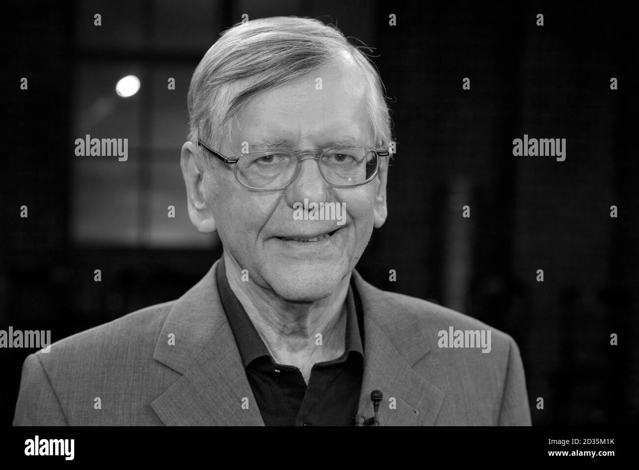 Cologne, Allemagne. 07e octobre 2020. Le satiriste et journaliste Herbert FEUERSTEIN est décédé à l'âge de 83 ans. Archive photo: Herbert FEUERSTEIN, Allemagne, cabaret artiste et animateur, portrait, portrait, portrait, portrait-sst, solo, singles, tête à l'invité dans le spectacle 'Koelner Treff' sur WDR Television, 17 octobre 2014. € | utilisation dans le monde crédit: dpa/Alamy Live News Banque D'Images