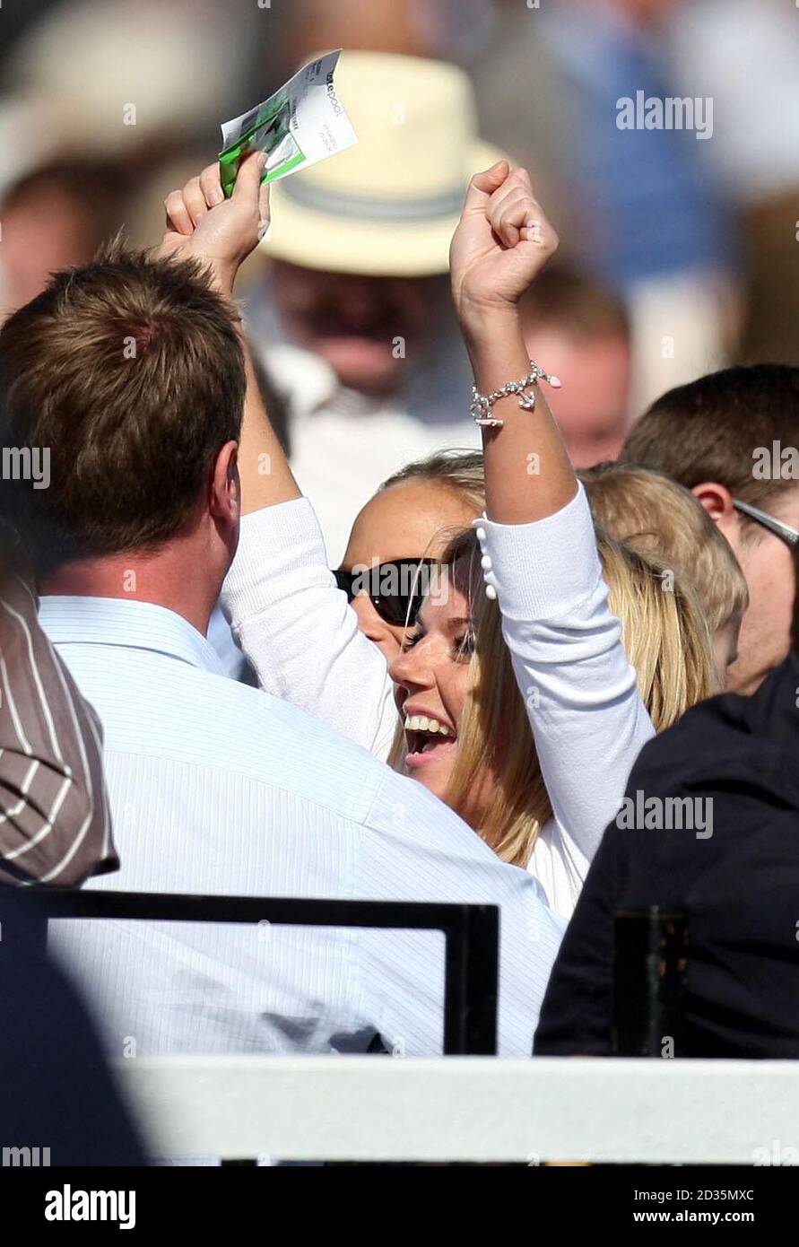 Geri Halliwell célèbre un gagnant à l'hippodrome de Newbury dans le Berkshire. Banque D'Images