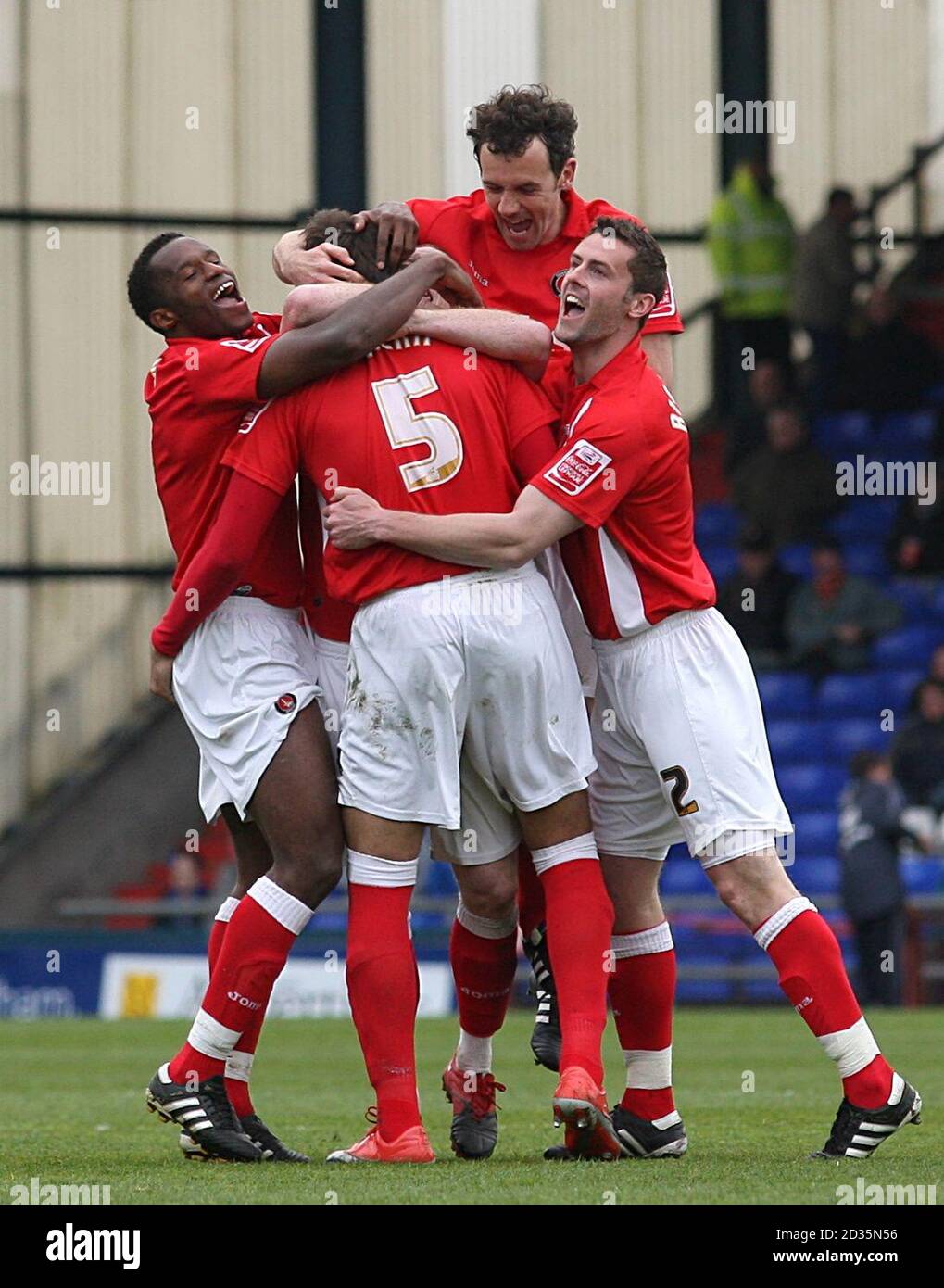 Miguel Angel Llera, de Charlton Athletic (numéro 5), célèbre son deuxième but avec ses coéquipiers. Banque D'Images