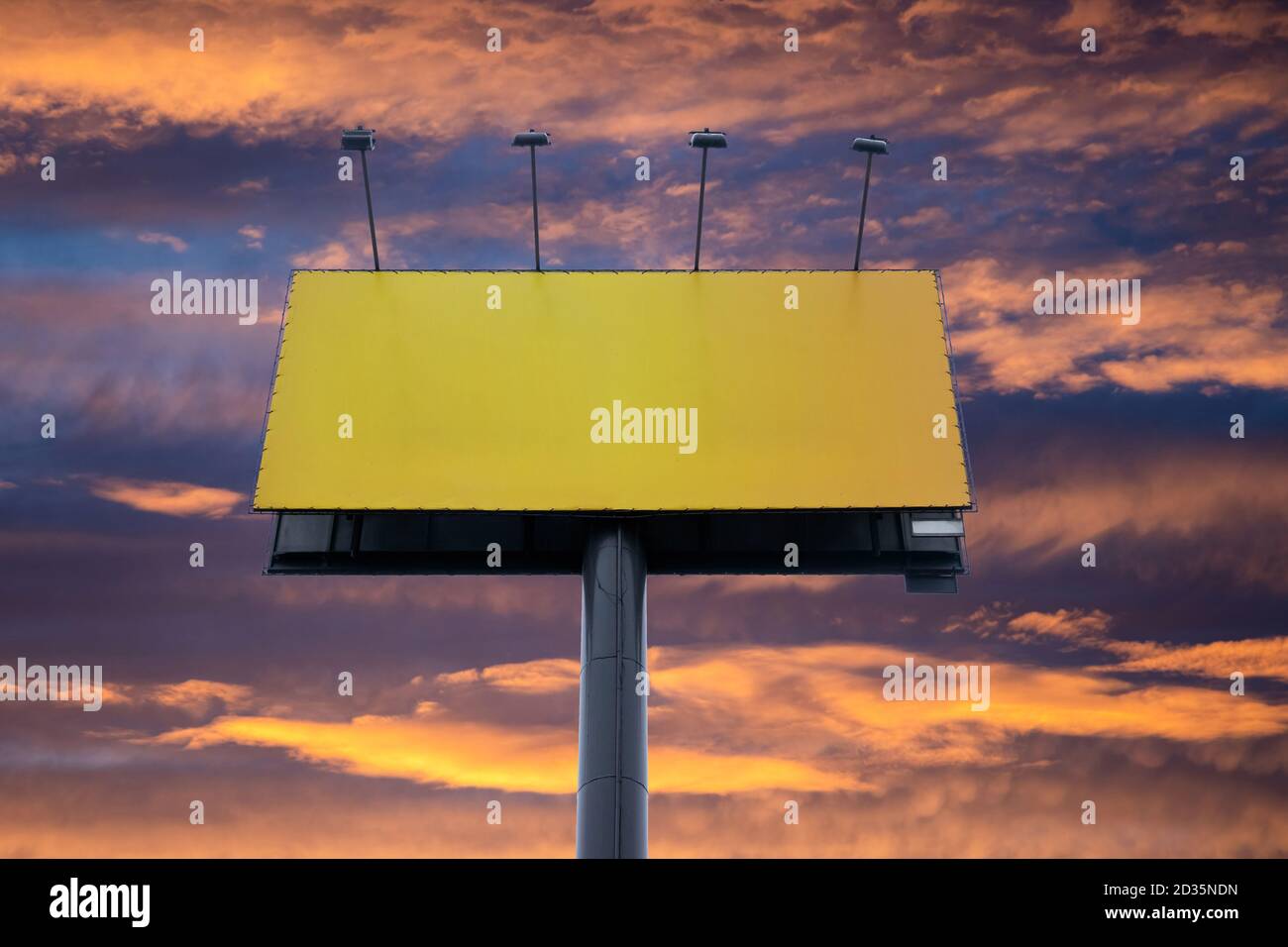 Panneau d'affichage vierge avec espace de copie entouré d'un ciel coucher de soleil coloré. Grand modèle vide, espace publicitaire Banque D'Images