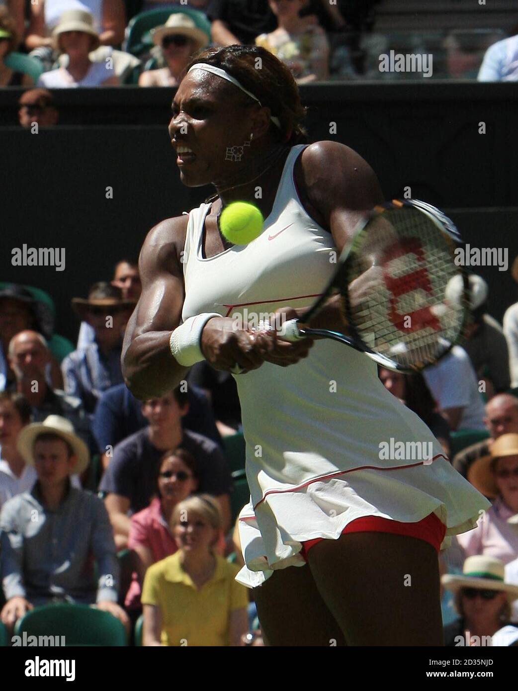 Serena Williams aux États-Unis en action contre Michelle Larcher de Brito au Portugal lors du deuxième jour des Championnats de Wimbledon 2010 au All England Lawn tennis Club, Wimbledon. Banque D'Images