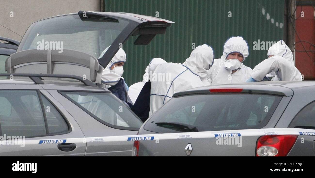 Gardai enlever un corps de womanÕs a été trouvé le coffre d'une voiture dans la région de Newcastle de Dublin. APPUYEZ SUR ASSOCIATION photo. Date de la photo: Mardi 22 juin 2010. Il a été rapporté que la découverte a été faite par gardai sonder la disparition de Helen Donegan. Il y a près de sept semaines, la femme de 30 ans a disparu de sa maison au parc St Patrick à Celbridge, Co Kildare. Voir PA Story POLICE Body Ireland. Le crédit photo devrait se lire comme suit : Niall Carson/PA Wire Banque D'Images