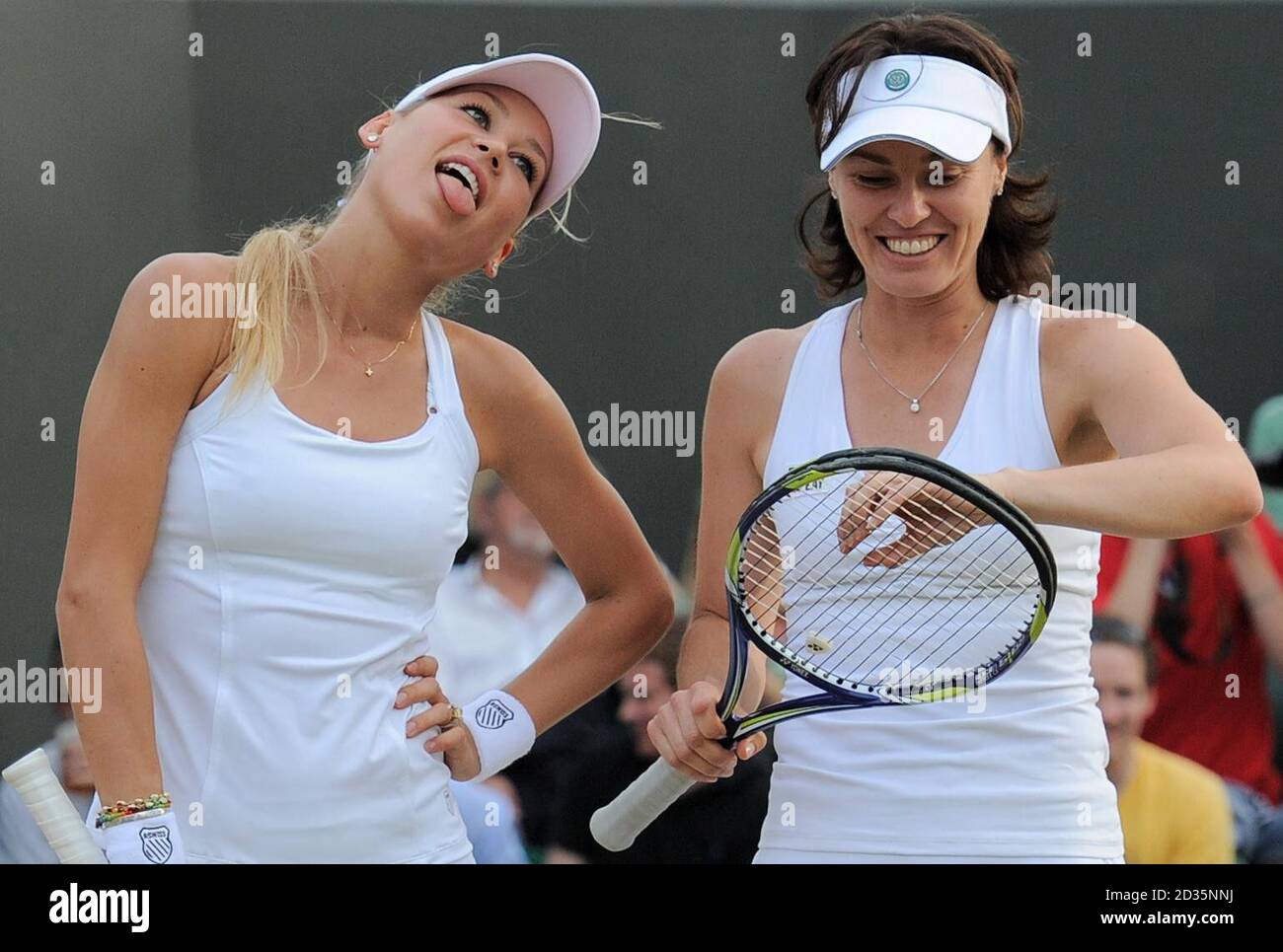 Anna Kournikova dans son invitation de dames double match avec Martina Hingis (à droite) pendant le huitième jour des Championnats de Wimbledon 2010 au All England Lawn tennis Club, Wimbledon. Banque D'Images