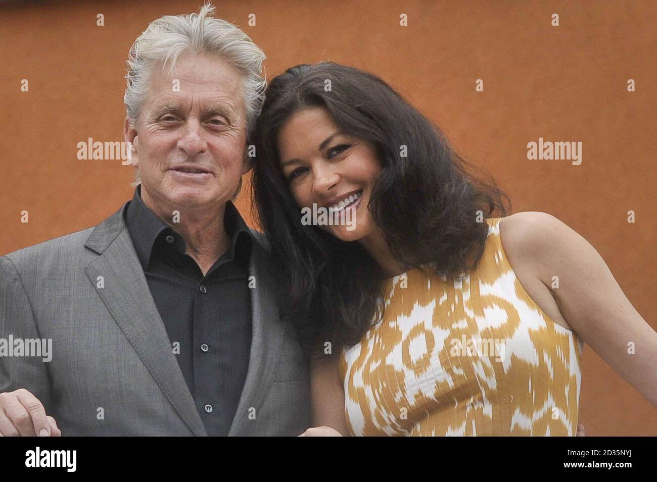 Catherine Zeta Jones et Michael Douglas lors d'une visite à l'hôpital pour enfants du pays de Galles à Cardiff, où ils ont rencontré le personnel et les enfants. Banque D'Images