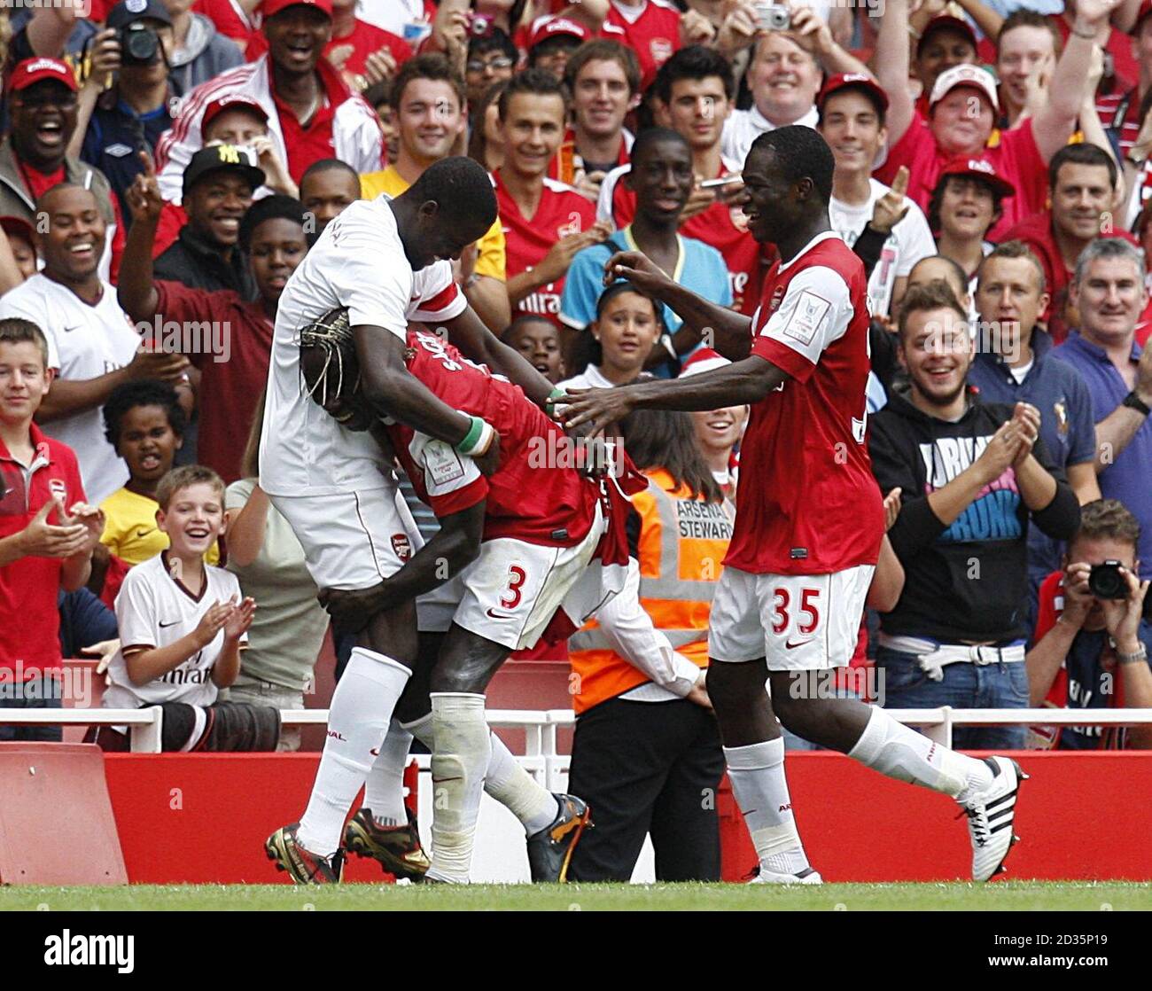 La sagnes Bacary d'Arsenal (au centre) célèbre le deuxième but de ses côtés Du jeu avec les coéquipiers Emmanuel Eboue (à gauche) et Emmanuel Frimpong (droite) Banque D'Images