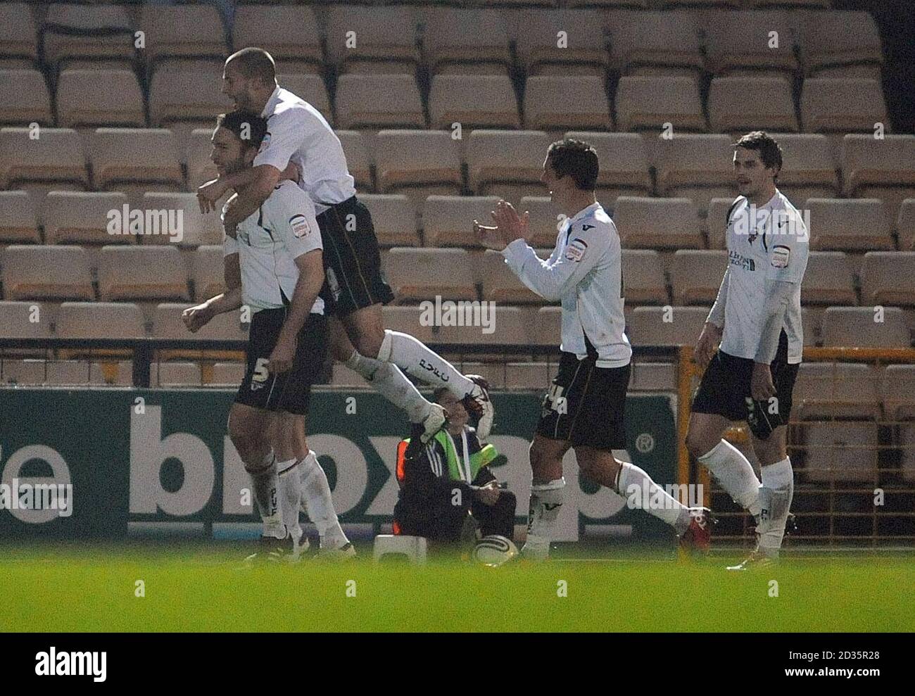 John McCombe de Port Vale (à gauche) célèbre son deuxième but du match lors du match de npower League Two à Vale Park, Stoke on Trent. Banque D'Images