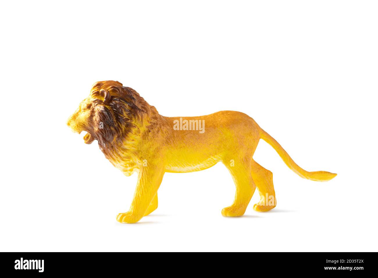 Figurine Lion mini isolée sur fond blanc. Jouet animal en plastique. Profondeur de champ complète. Masque Banque D'Images