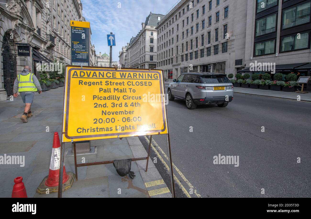 Westminster, Londres, Royaume-Uni. 7 octobre 2020. Des panneaux d'avertissement à l'extrémité ouest pour l'installation des feux de Noël. Crédit : Malcolm Park/Alay Live News. Banque D'Images