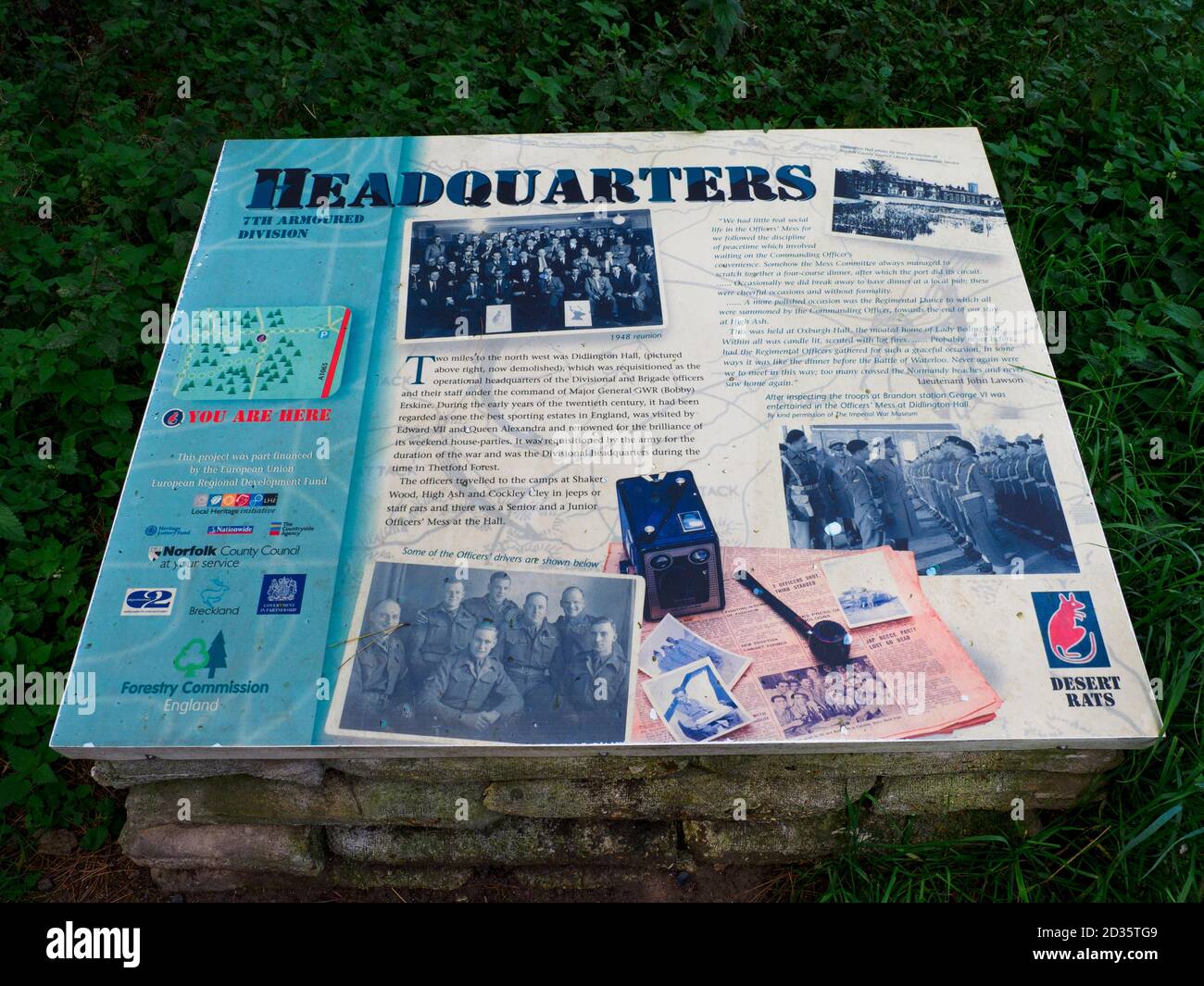 Panneau d'information sur le sentier de la Rat du désert où le bâtiment du quartier général était au moment où les rats du désert étaient stationnés ici. Commémorant le Banque D'Images