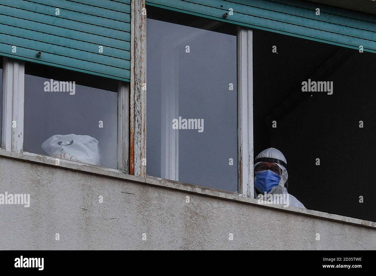 Arcades, Italie. 07e octobre 2020. Ambulanciers paramédicaux près des fenêtres de la maison de retraite privée pour les personnes âgées Pie XII à Portici où, au cours des dernières heures, 57 infections du coronavirus COVID 19 ont été enregistrées parmi les invités et les employés. Crédit : Agence photo indépendante/Alamy Live News Banque D'Images