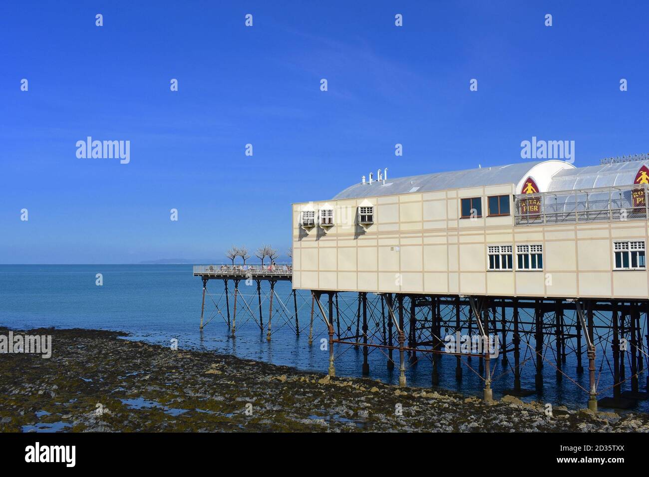 Les gens apprécient de manger et de boire à l'extérieur sur la Royal Pier à Aberystwyth, lors d'une journée ensoleillée à la fin de l'été. Banque D'Images