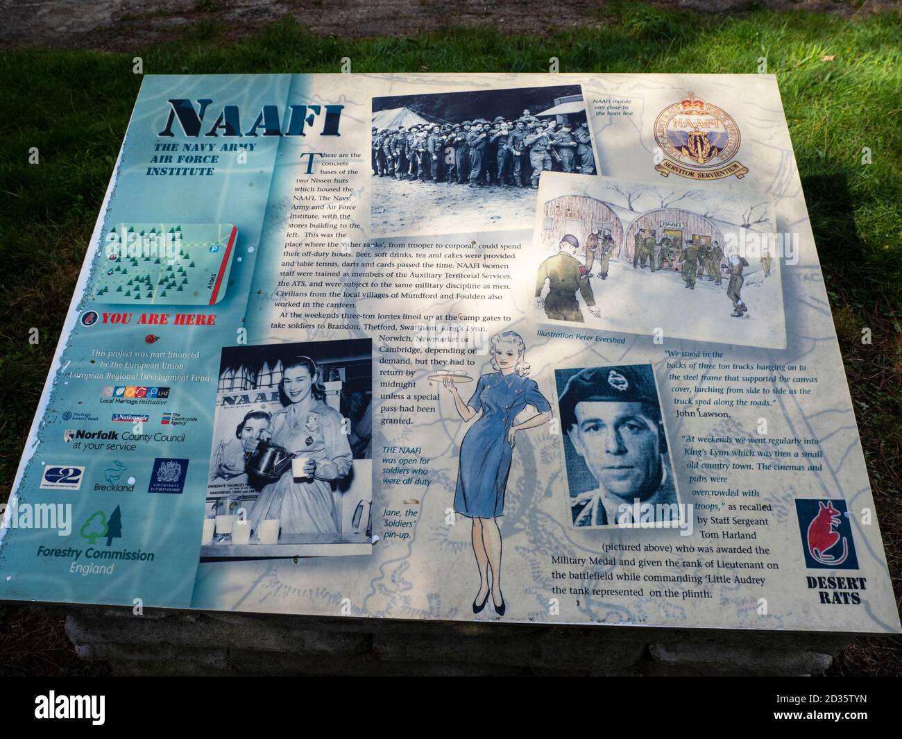 Panneau d'information sur les huttes de la NAAFI sur le sentier de la Rat du désert, Thetford, Norfolk, Royaume-Uni Banque D'Images
