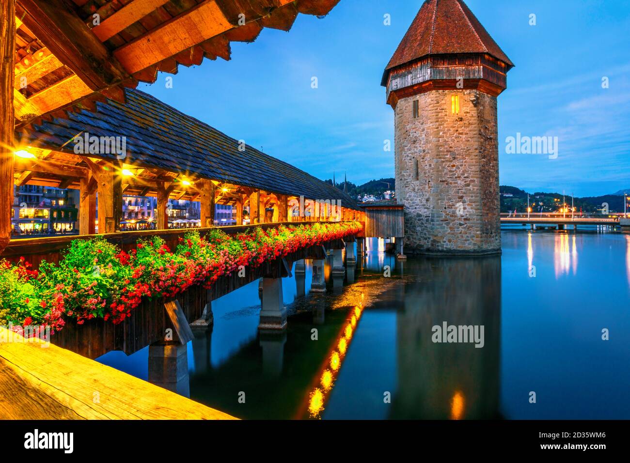 Vie nocturne incroyable de Lucerne illuminée la nuit sur le lac de Lucerne, en Suisse. Tour aquatique depuis la passerelle en bois couverte historique, pont de la chapelle Banque D'Images