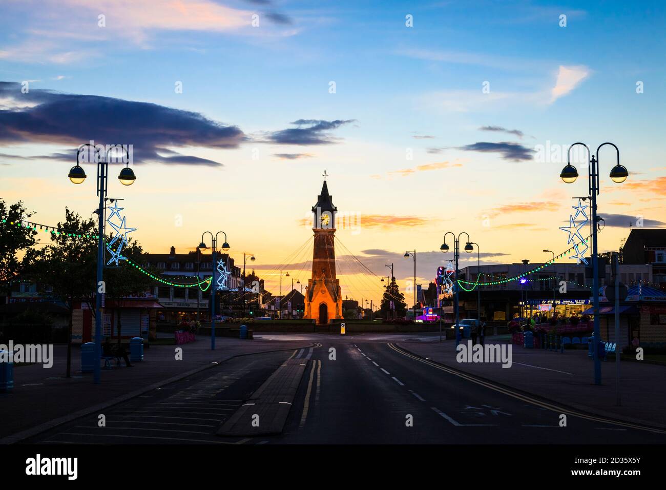 La Tour de l'horloge et le centre-ville de Skegness pendant une soirée d'été autour du coucher du soleil. Skegness, Lincolnshire, Angleterre, Royaume-Uni Banque D'Images