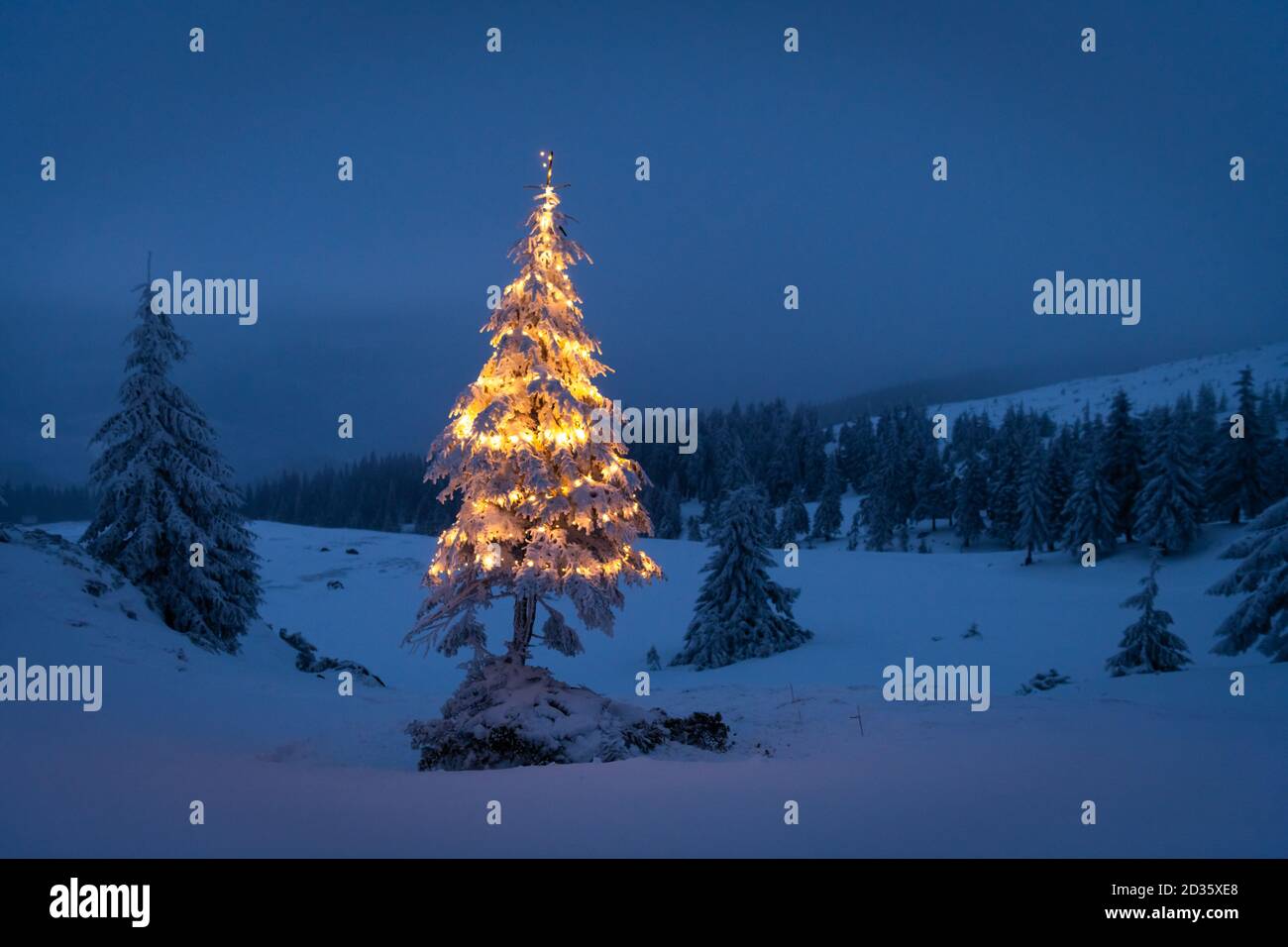 Maison de vacances paysage avec arbre de Noël, la neige et les lumières en hiver les montagnes. Nouvel an fête concept Banque D'Images