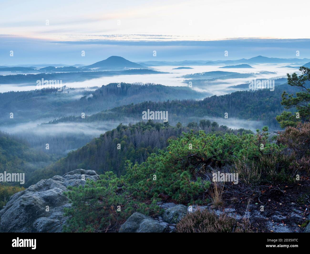 Matin d'été avec ciel bleu clair et soleil levant sur les collines vue sur le paysage vallonné d'en haut. Fond naturel pittoresque. Banque D'Images