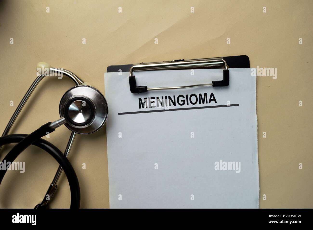 Meningioma écrire sur un document isolé sur le bureau. Banque D'Images