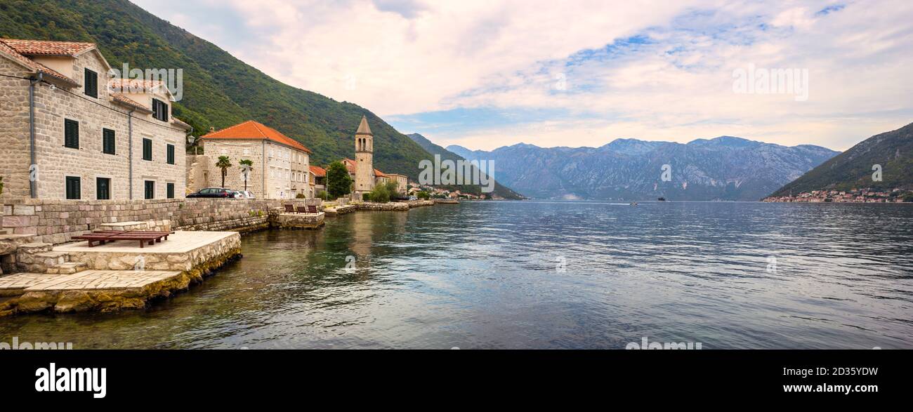 Village méditerranéen pittoresque avec maisons en pierre contre les montagnes grises, Monténégro, baie de Kotor (mer Adriatique), village de Stoliv. Concept de voyage, Banque D'Images