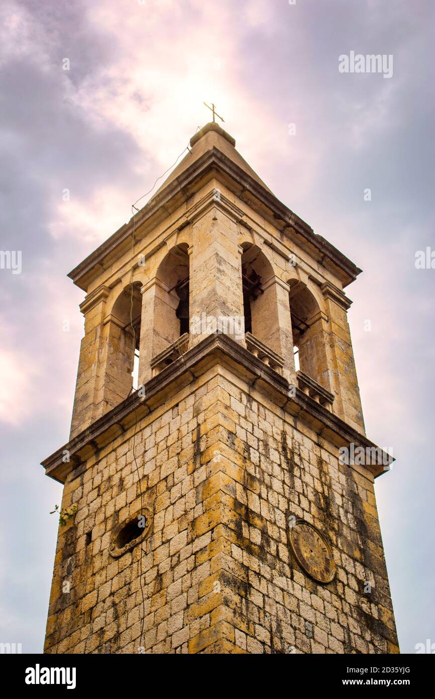 Ancienne église du nom de Marie dans le petit village Stoliv, baie de Kotor (mer Adriatique), Monténégro. Concept de voyage, arrière-plan. Banque D'Images