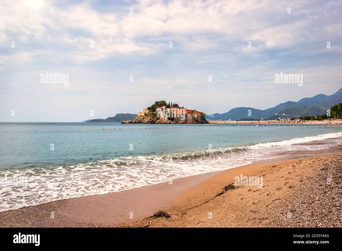 Sveti Stefan, petit îlot et station balnéaire au Monténégro. Balkans, mer Adriatique, Europe. Concept de voyage, arrière-plan. Banque D'Images